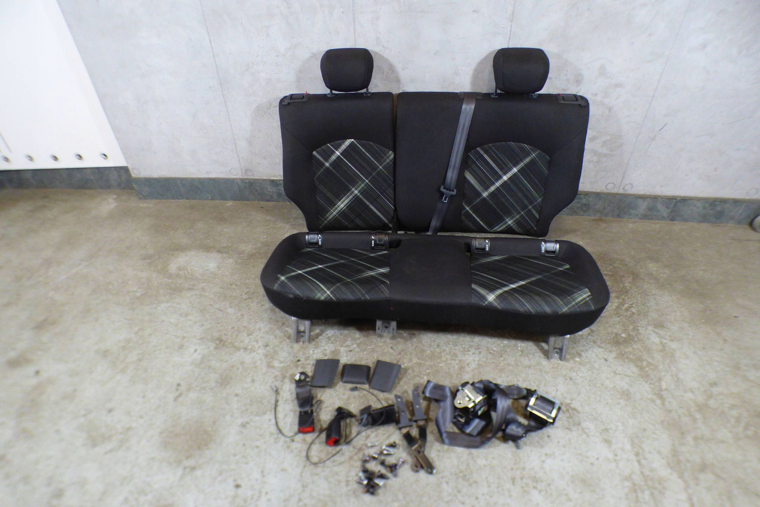 Opel Corsa E 3DRZWI Sitz Gurten zapinki KPL.