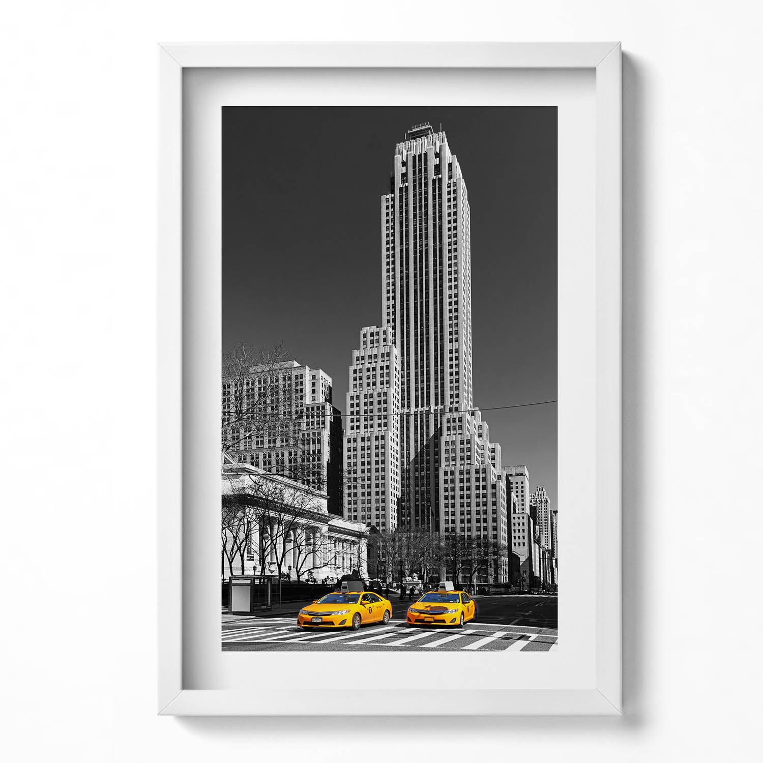 Stylový obraz v bílém rámu Černobílé město a žluté taxíky 40x60 cm