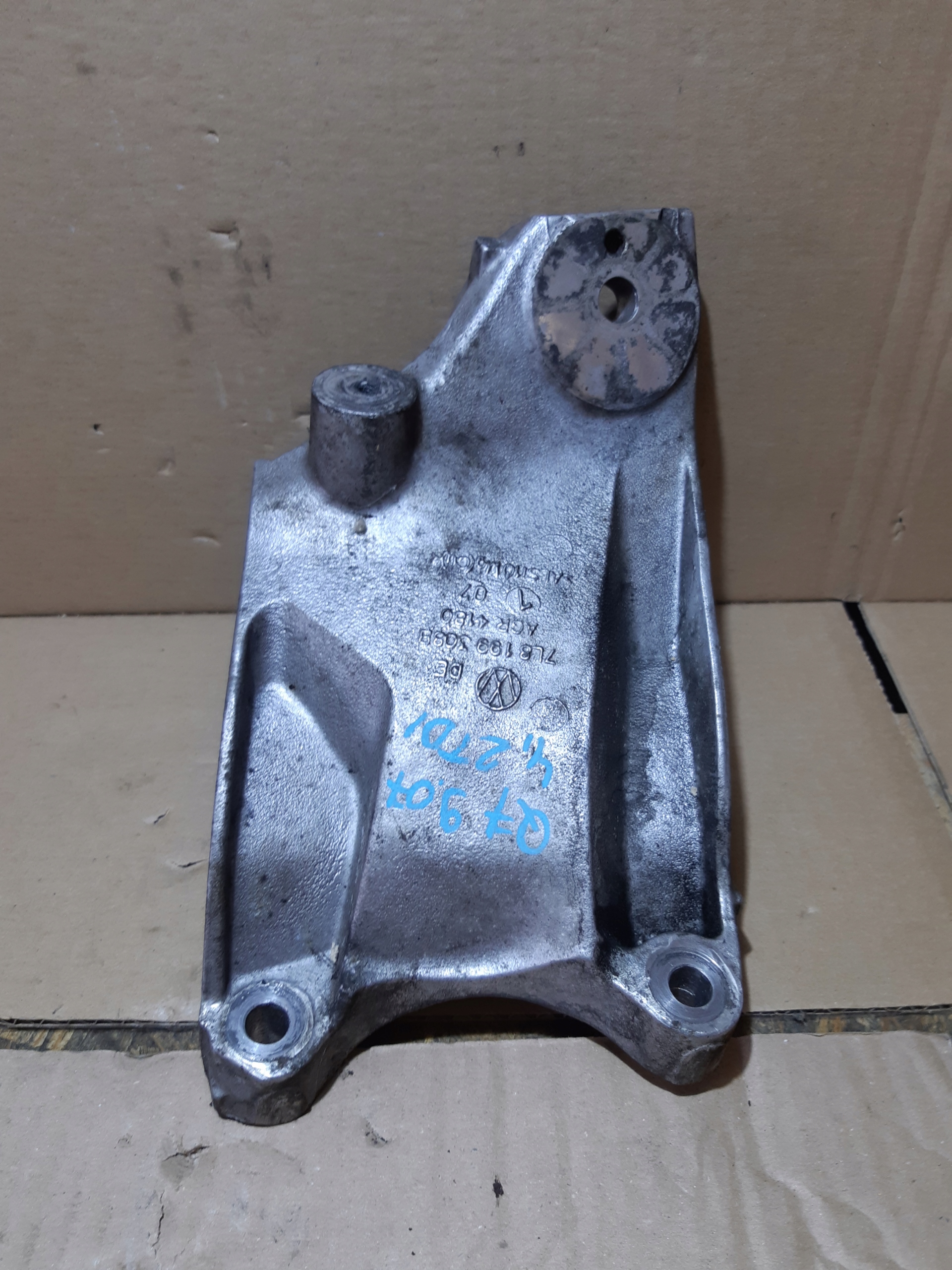 AUDI Q7 TOUAREG holder engine mount 7L8199308B