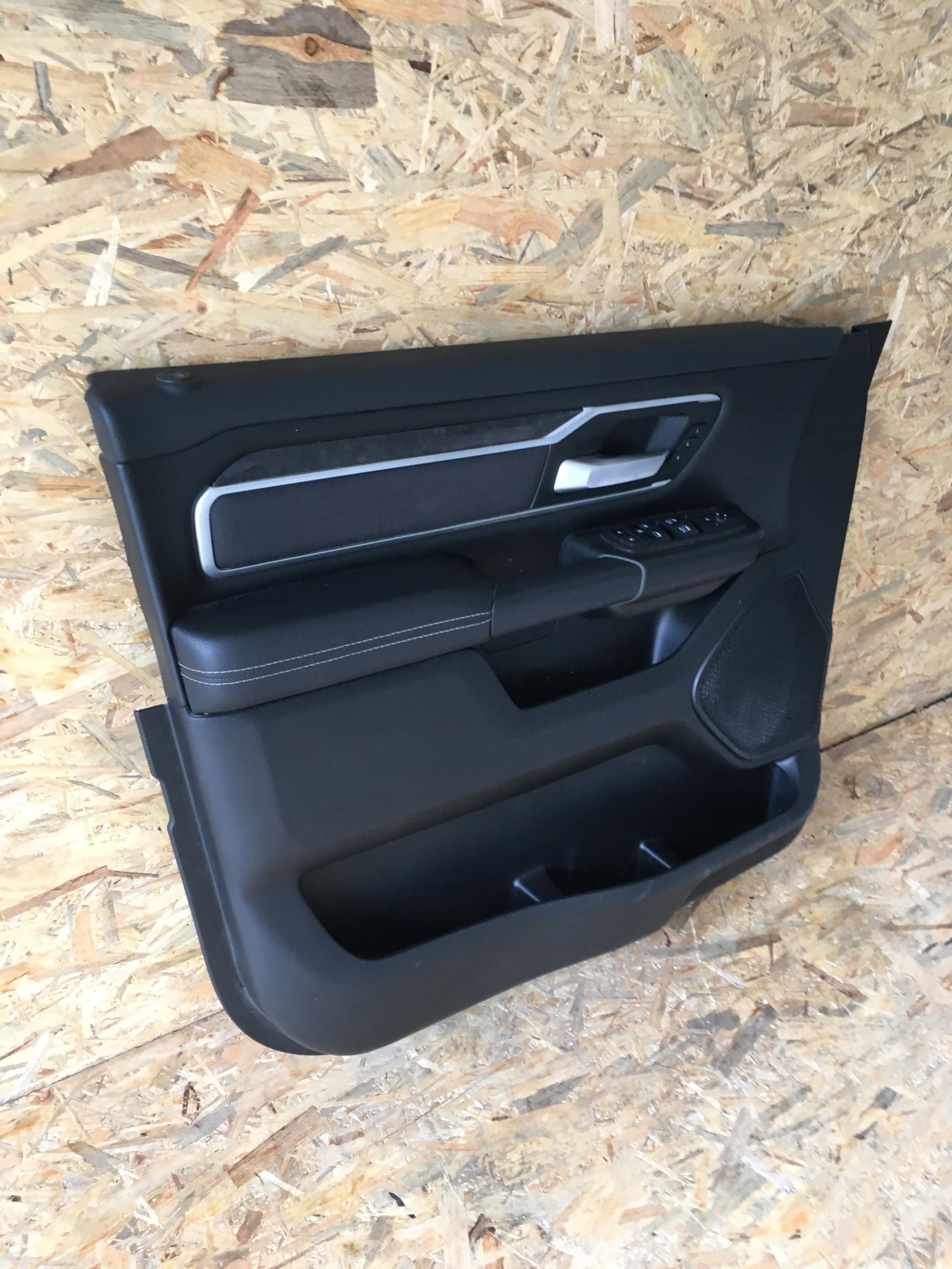 DODGE RAM V 19< TAPICERKA BOCZEK DRZWI KLAMKA Typ samochodu 4x4/SUV