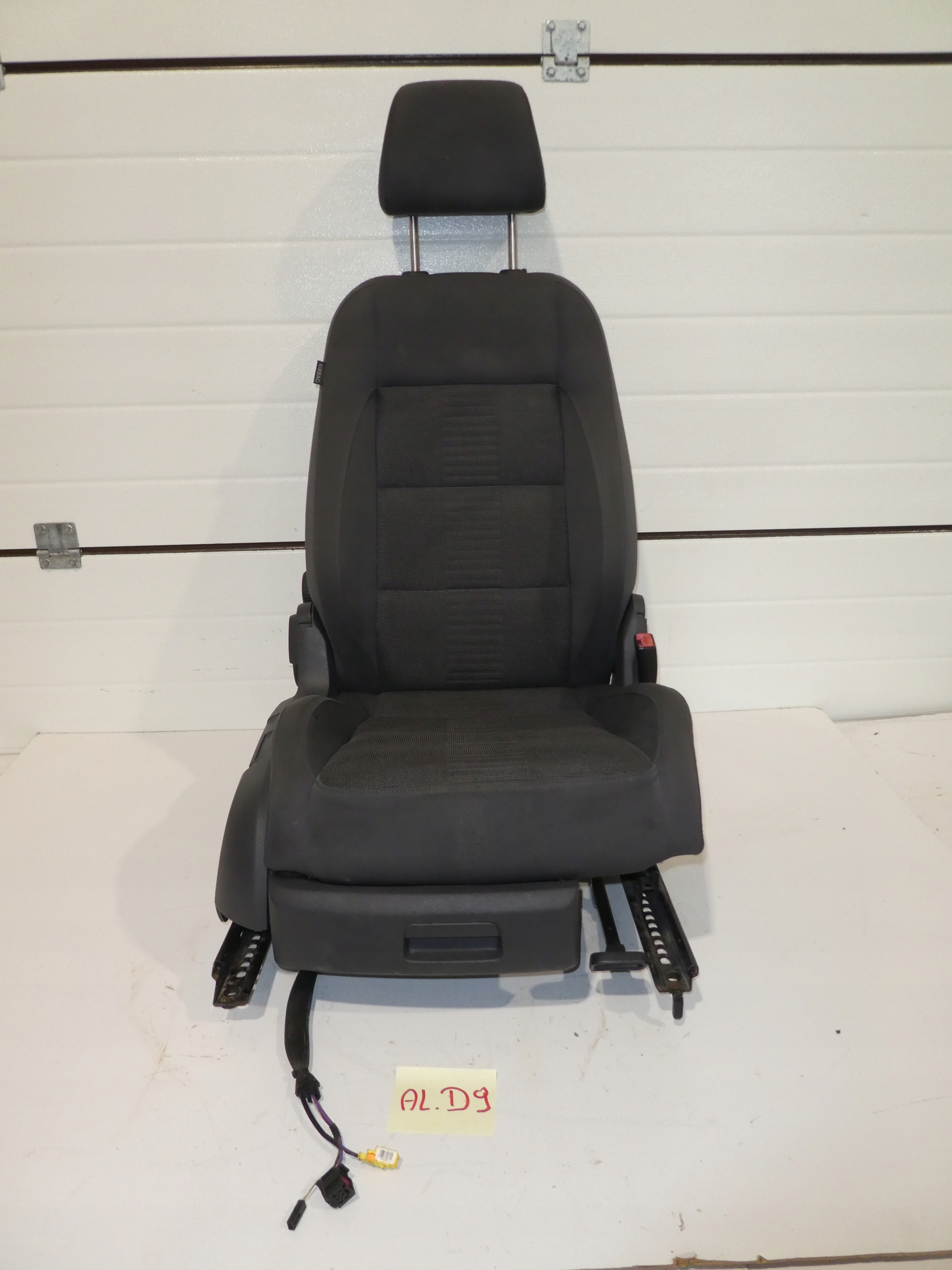 seat right front VW TOURAN