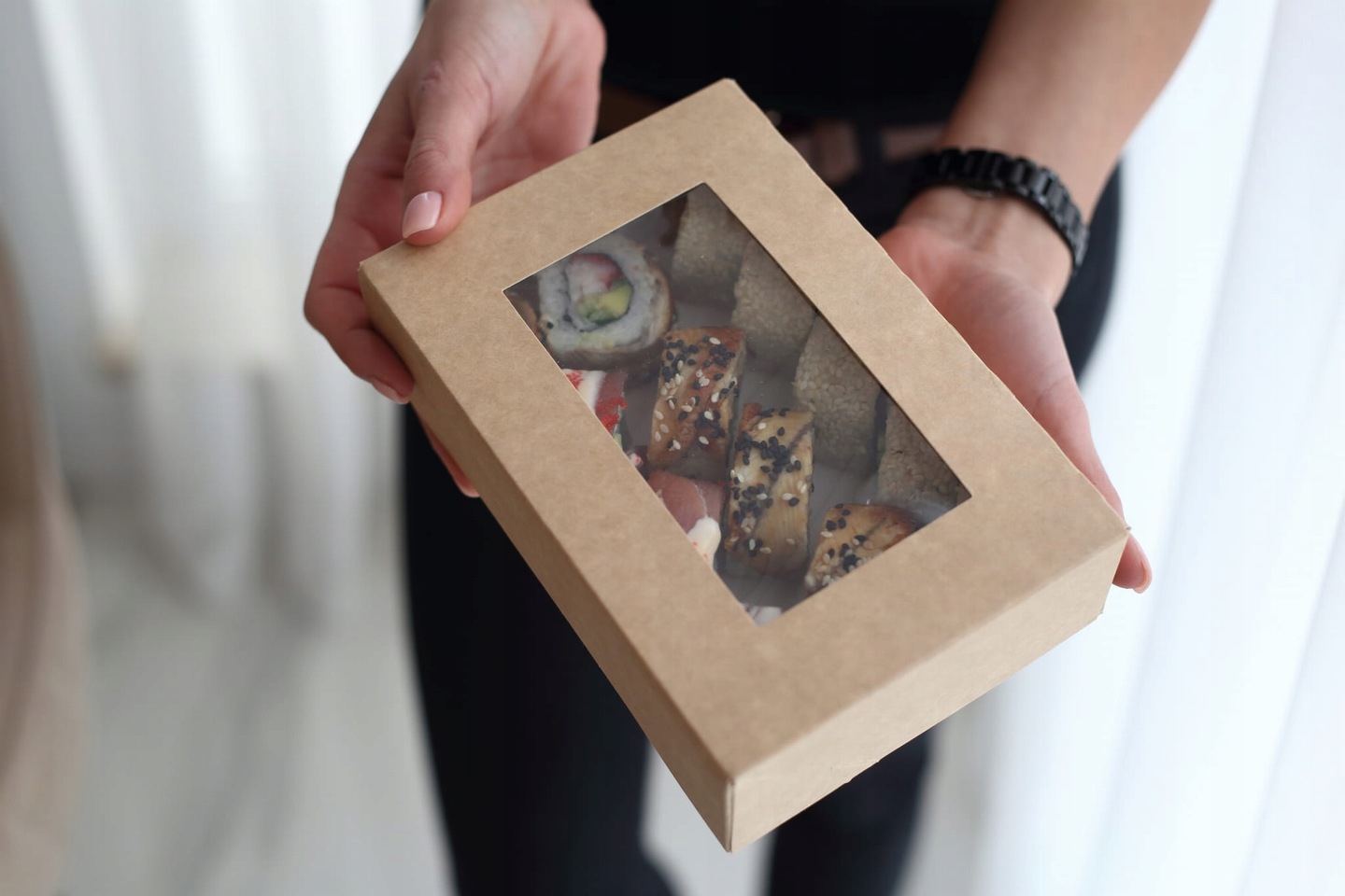 DUŻY BOX DO SUSHI PAPIEROWE PUDEŁKO DO CIASTEK Z OKIENKIEM 26x19 cm 50 szt. Marka Woodeven