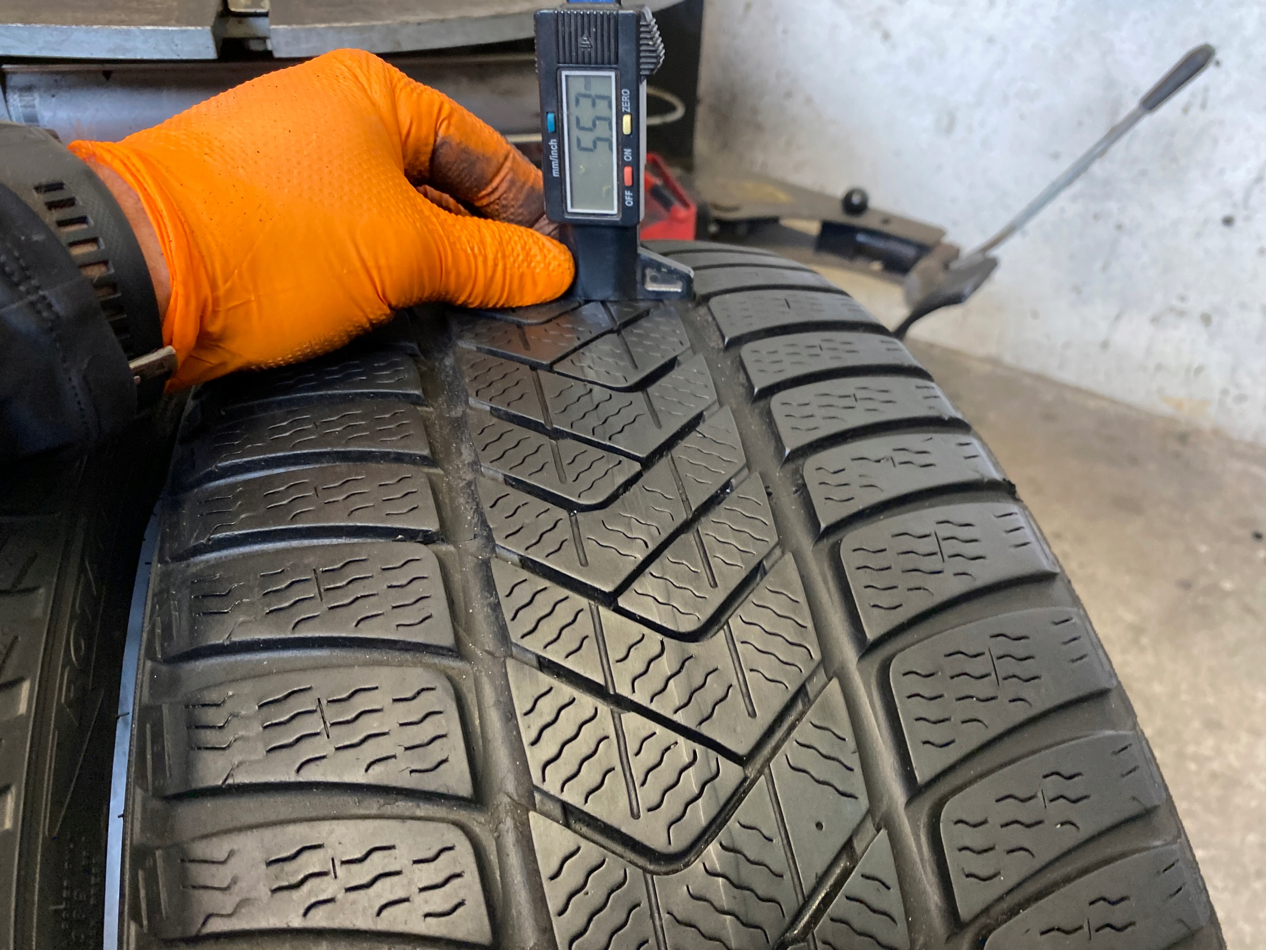 2 tyres winter 235/35R20 Pirelli Winter Sottozero 3 6mm