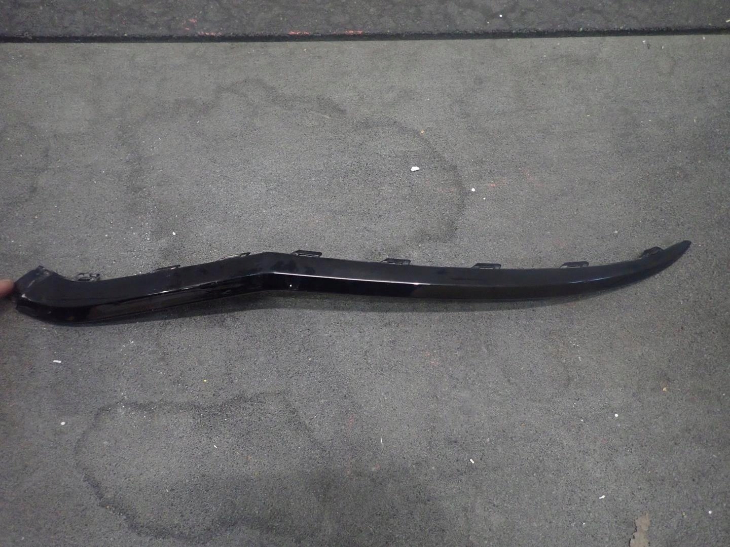 moulding below lampe left VW T-ROC 2017