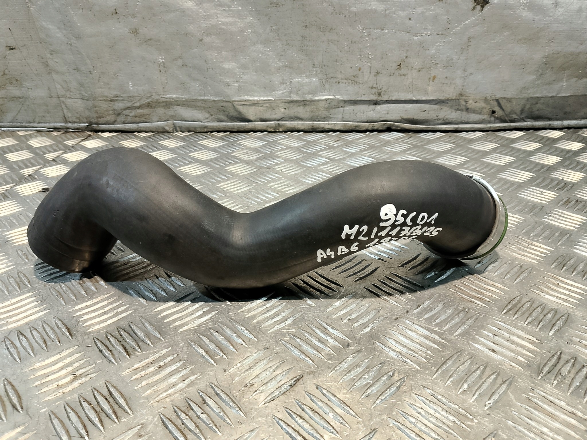 vedení trouba hadice intercoolera AUDI A4 B6 2.0 TDI