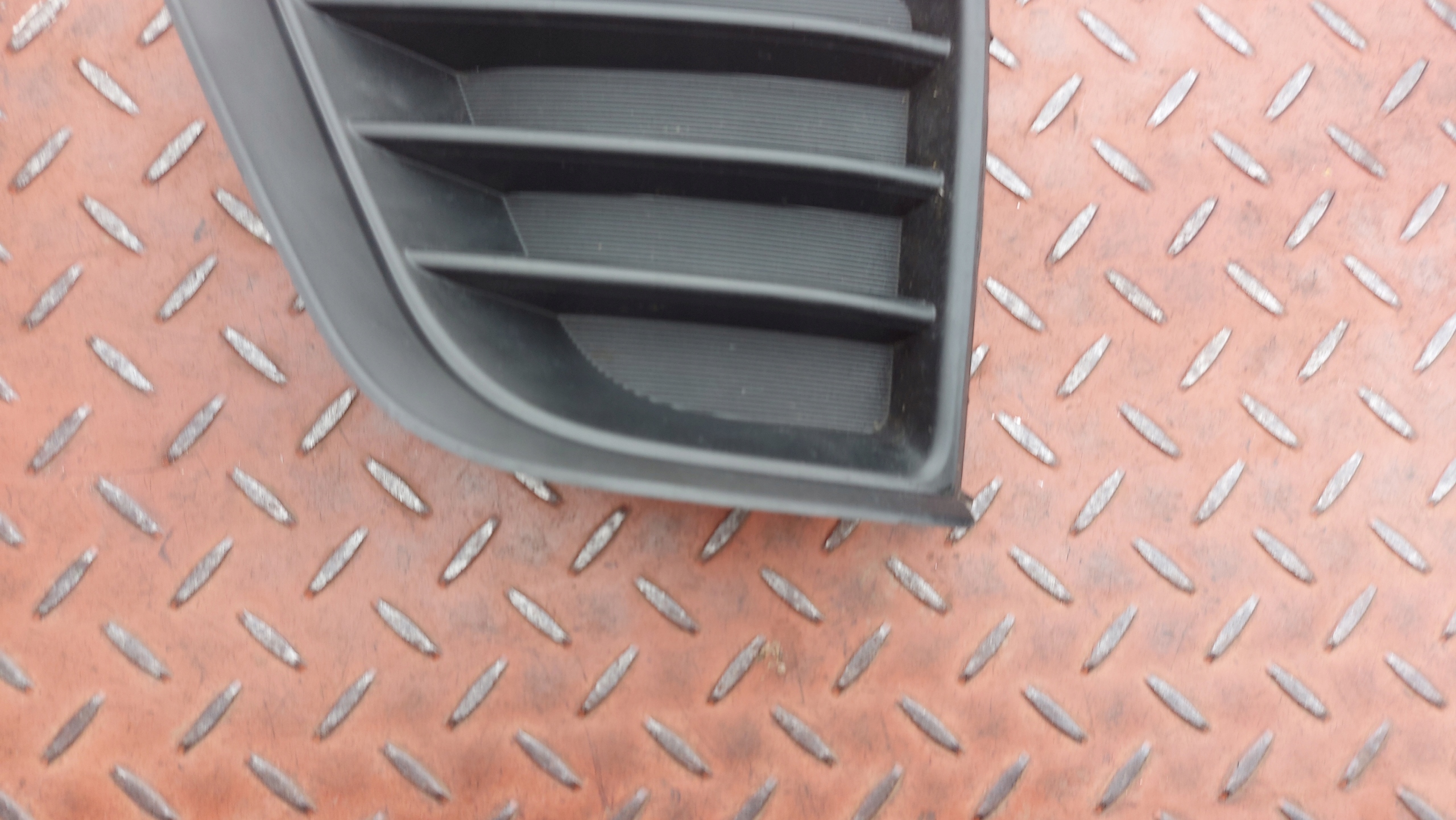 grid of a bumper spoiler fog lights left left front TOYOTA COROLLA E16 13