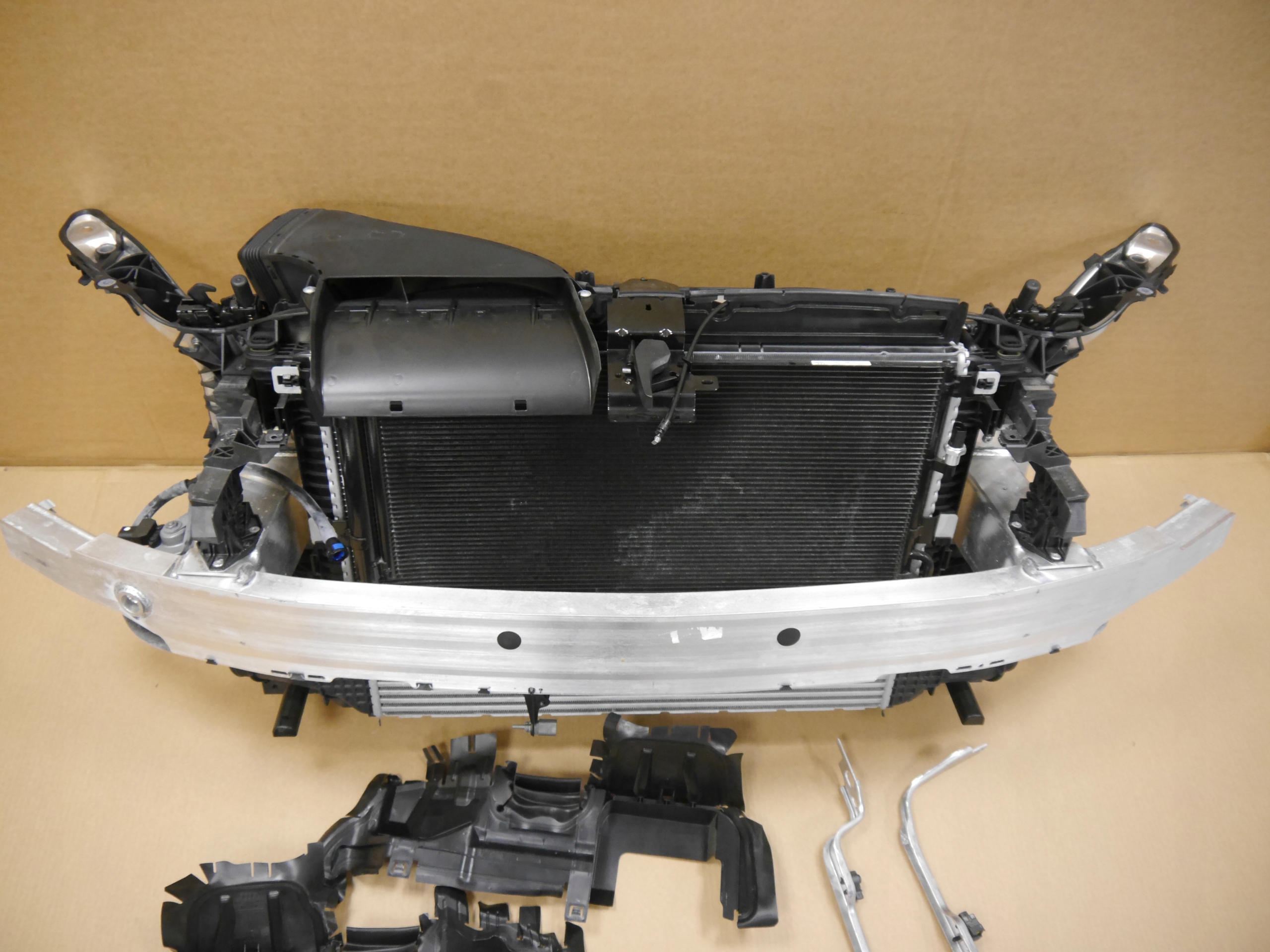 AUDI A6 C8 A7 4K PAS PRZEDNI CHŁODNICE 2.0 TFSI Producent części Audi OE