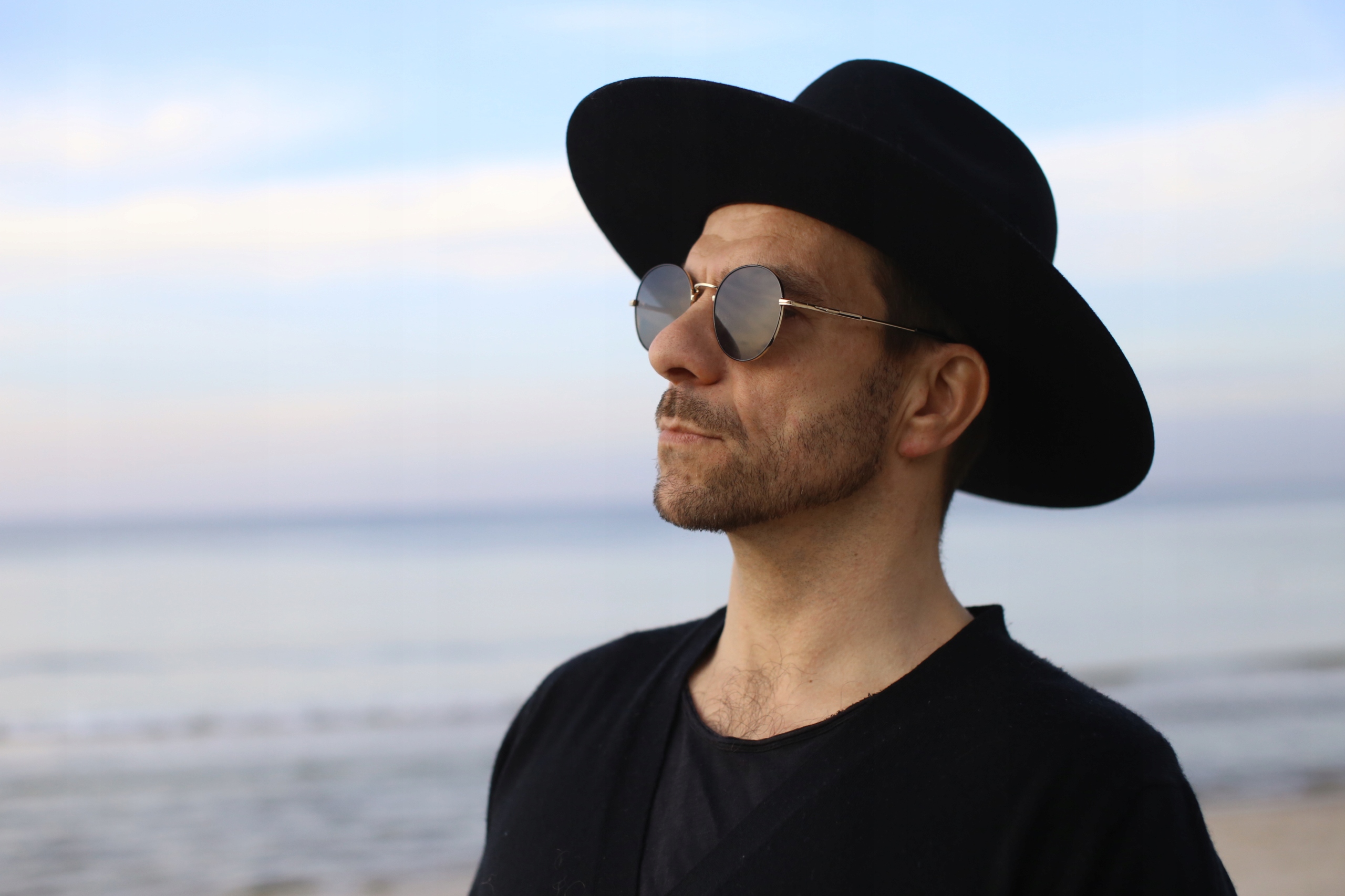 Černý plstěný klobouk jednoduchý krempa 56 cm unisex