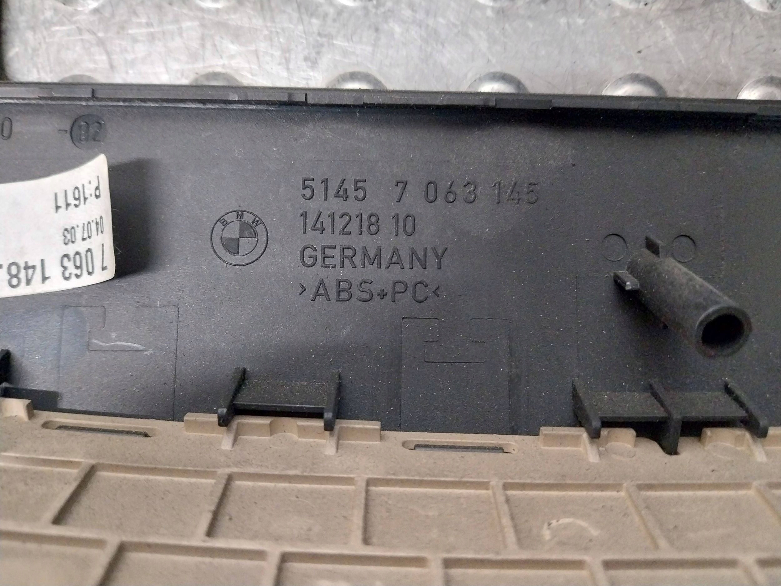 RÁM PANELU RADIA skříňka spolujezdce 7063145 7063148 BMW 5 E60 E61