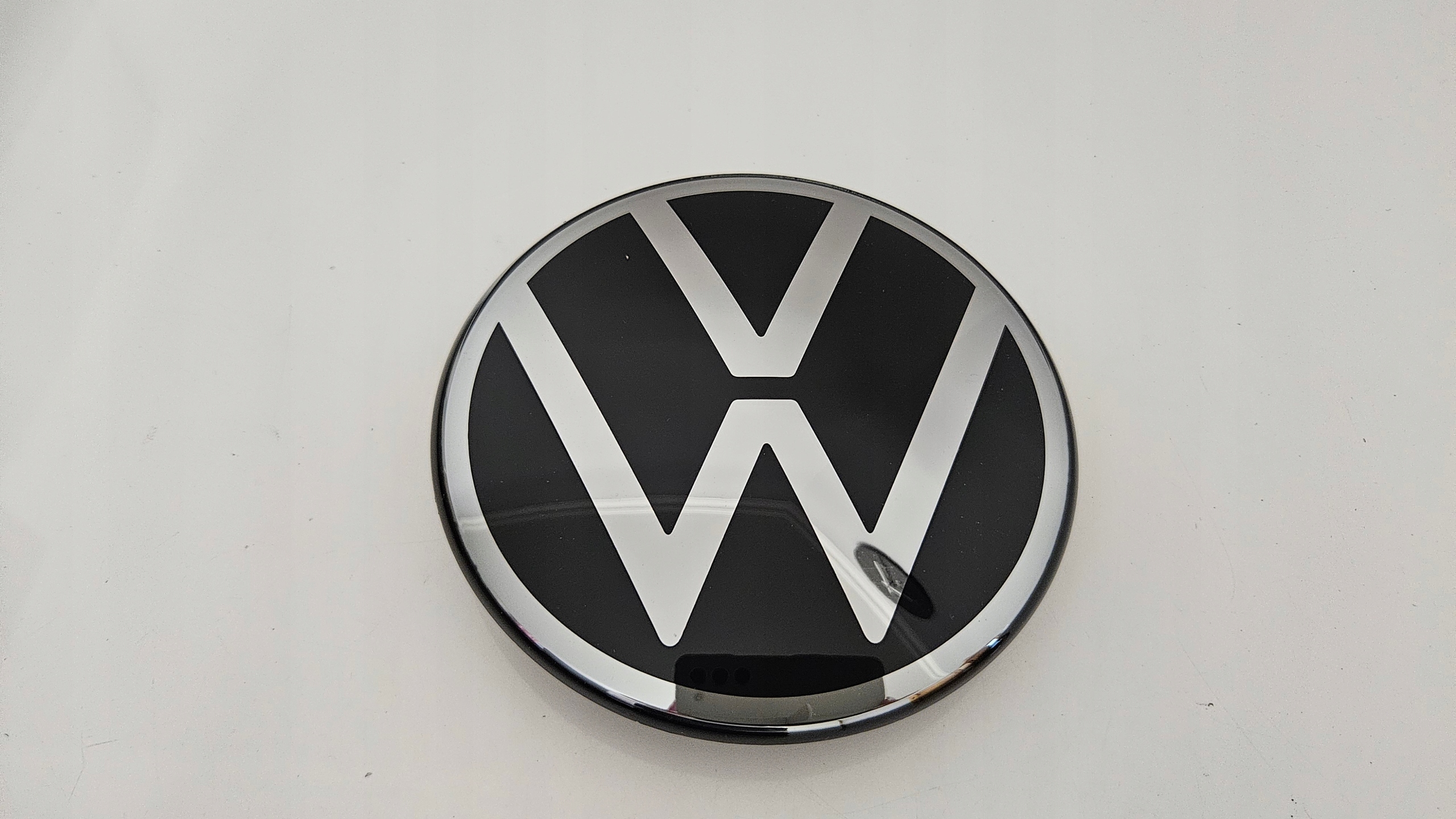 VW TIGUAN LIFT 2021 ZNACZEK LOGO EMBLEMAT PRZÓD POD RADAR 5NA853601M