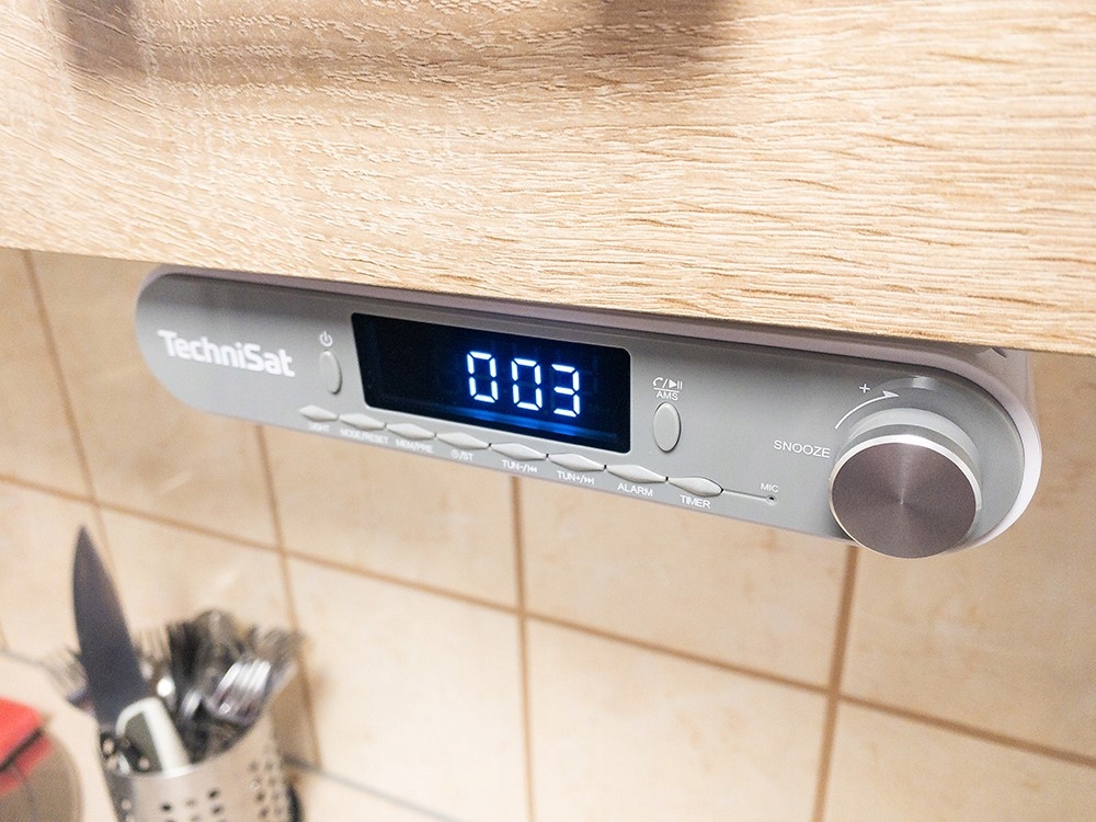 TECHNISAT RADIO KUCHENNE PODWIESZANE PODSZAFKOWE BLUETOOTH FM LAMPKA LED Kolor srebrny