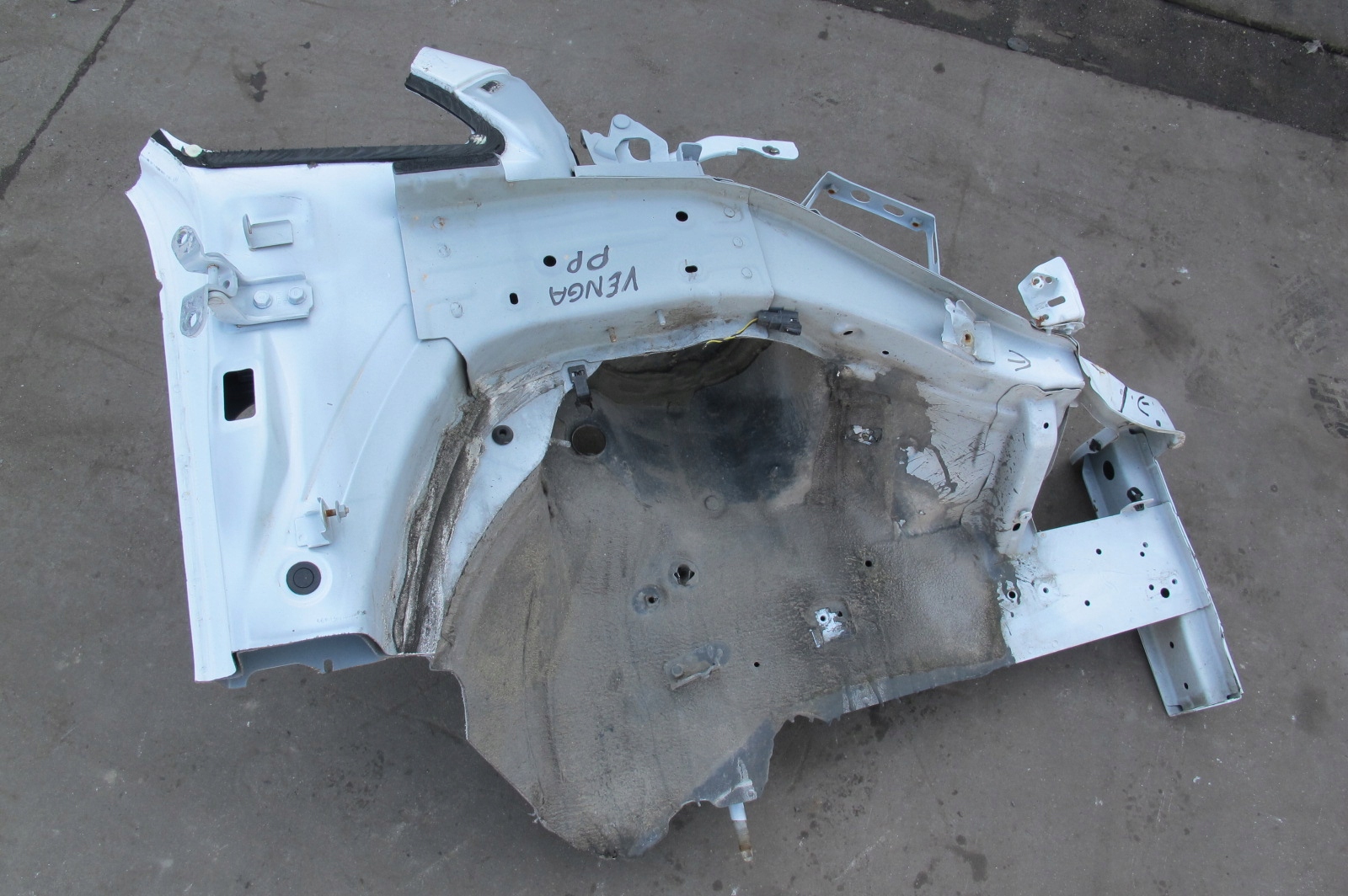 KIA VENGA YN front body quarter right
