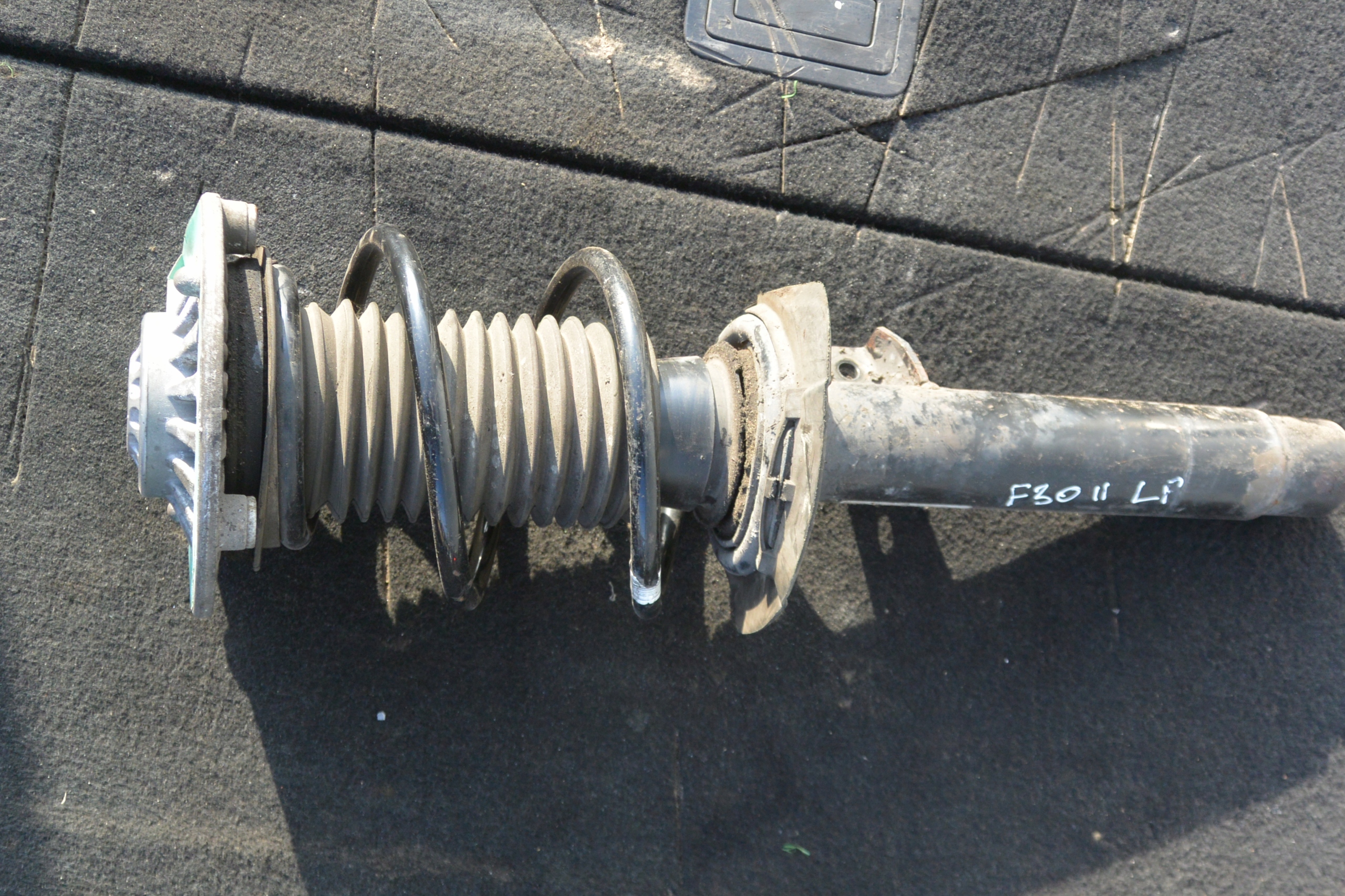 shock absorber front left BMW 3-SERIA F30 330e LCI