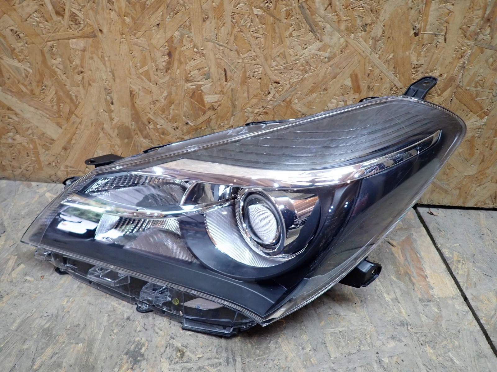 light left REFLEKTOR TOYOTA YARIS 3 III P13 LIFT 2014-2017R