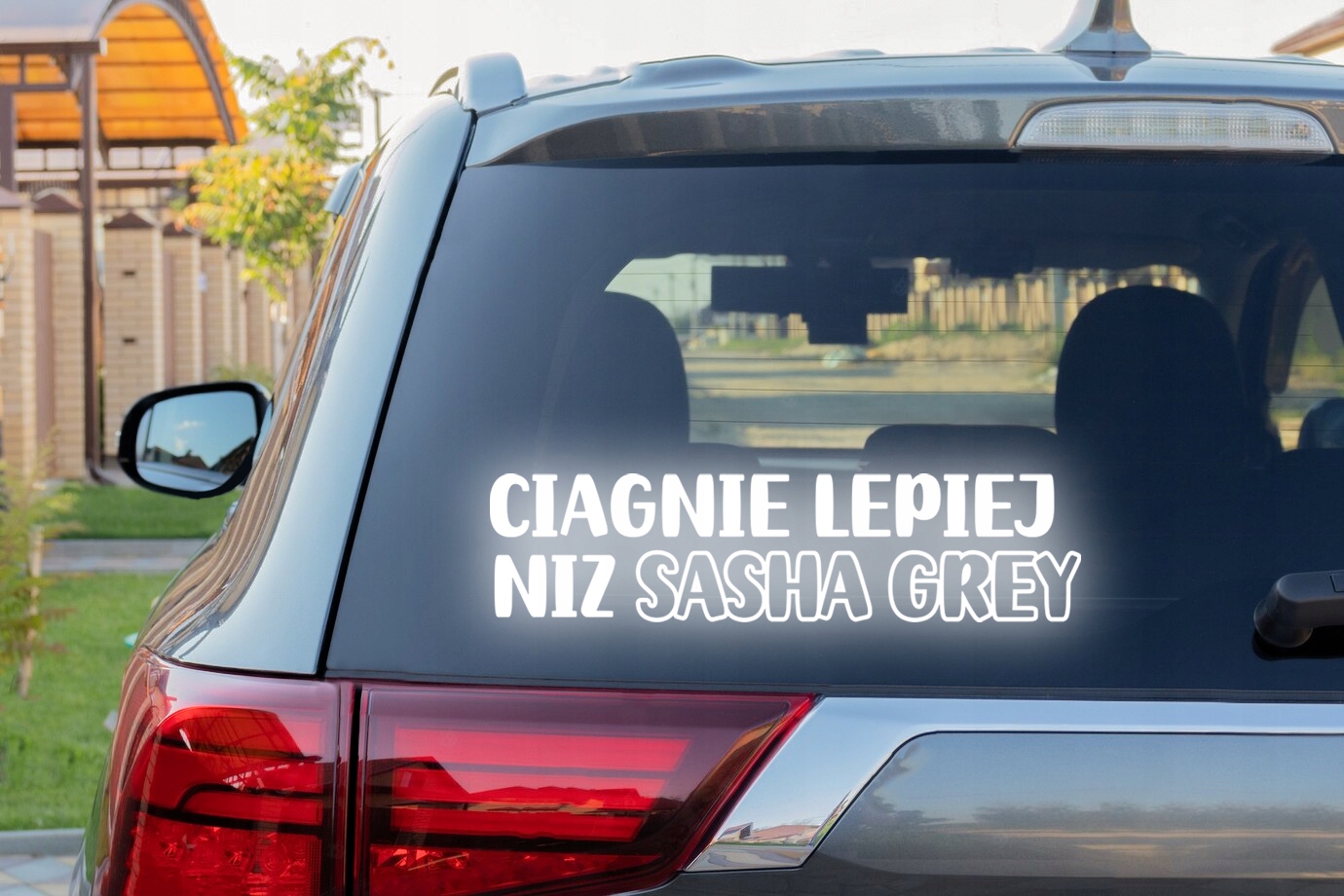 CIĄGNIE LEPIEJ NIŻ SASHA GREY - Naklejka na samochód na auto - ODBLASKOWA Producent Inny