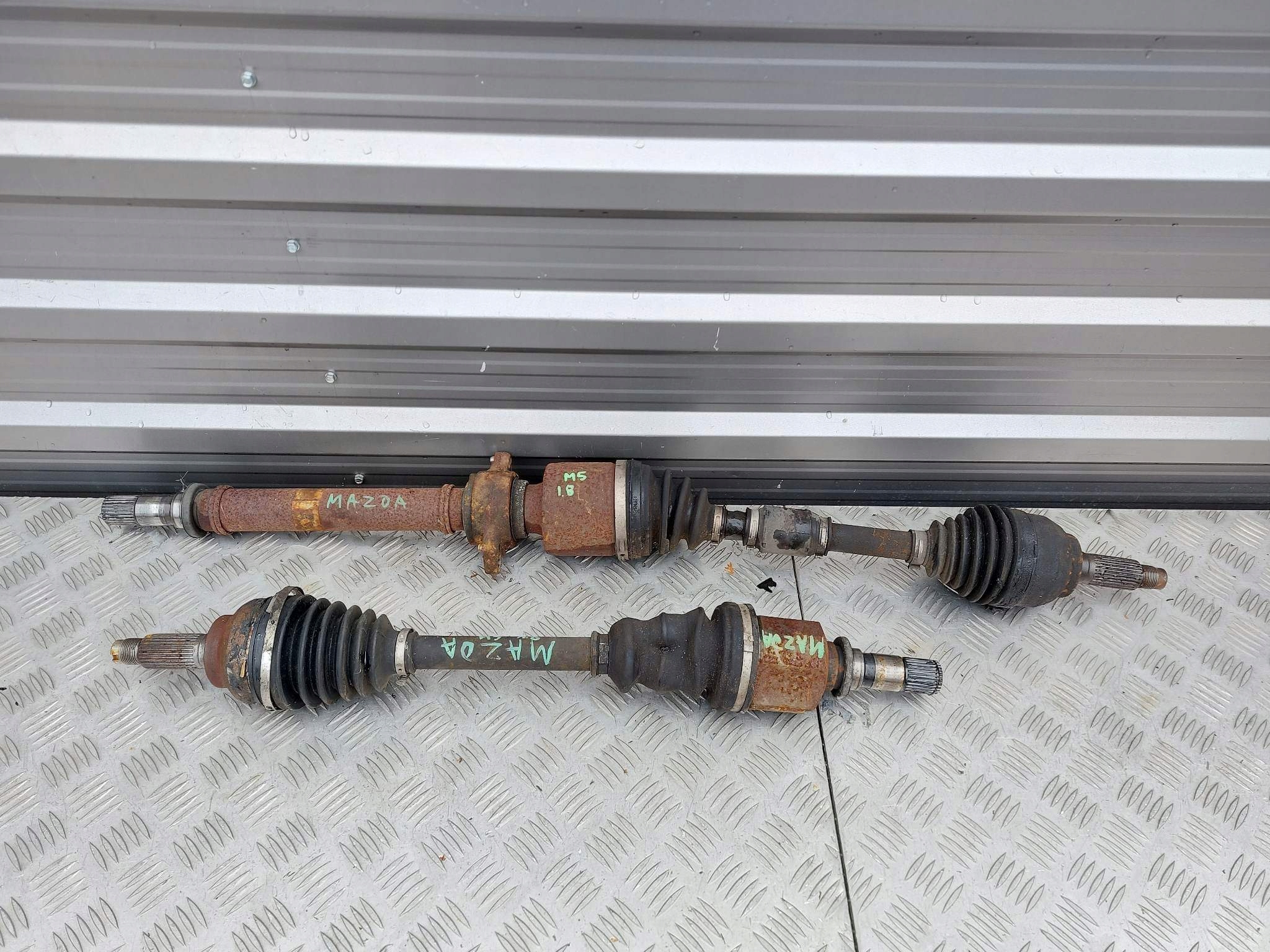 MAZDA 5 ПІВВІСЬ ЛІВИЙ ПРАВИЙ ПЕРЕДНІЙ 1.8 05-10