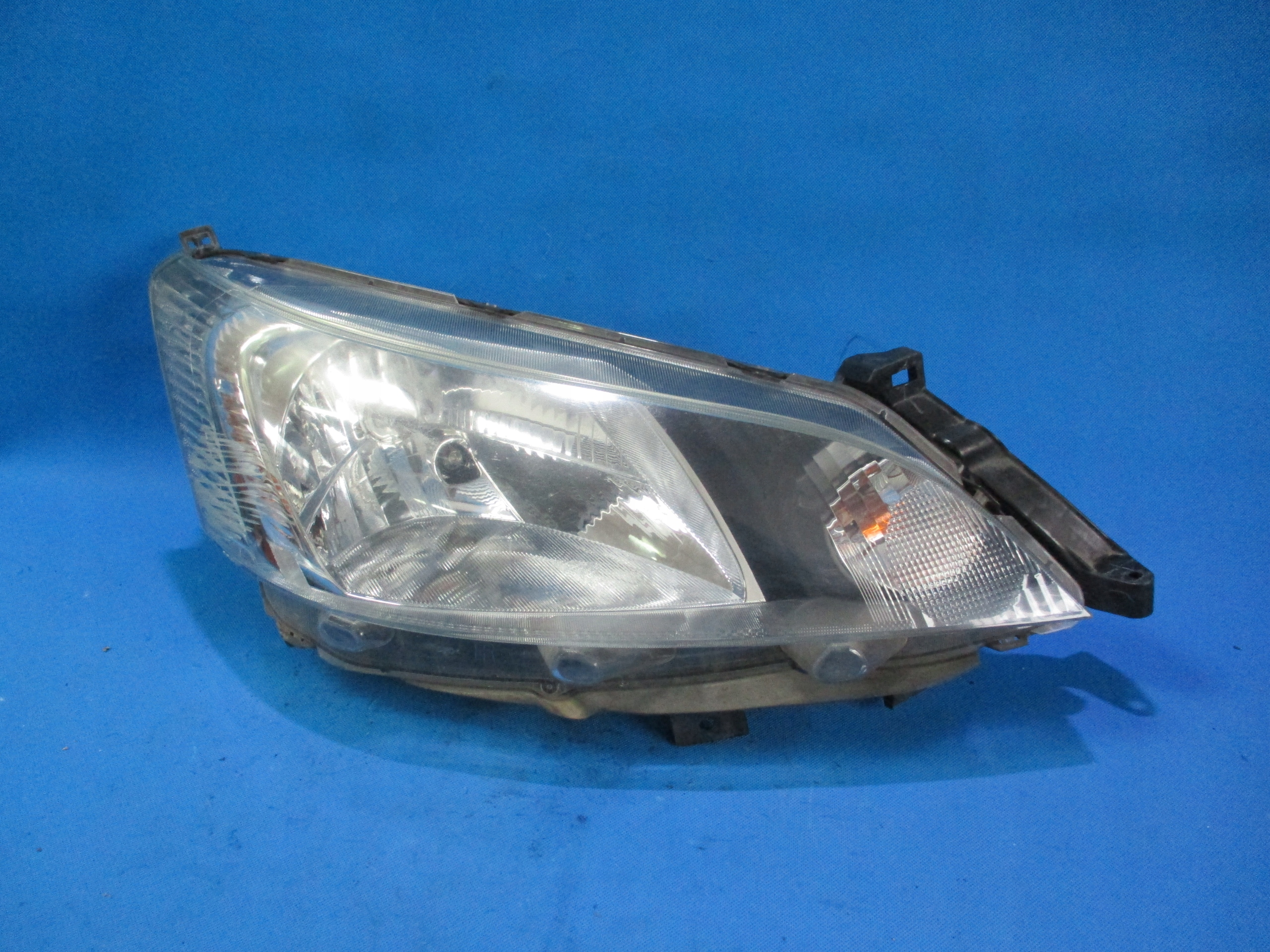 ФАРА ПЕРЕДНЯ ПРАВА NISSAN Nv200