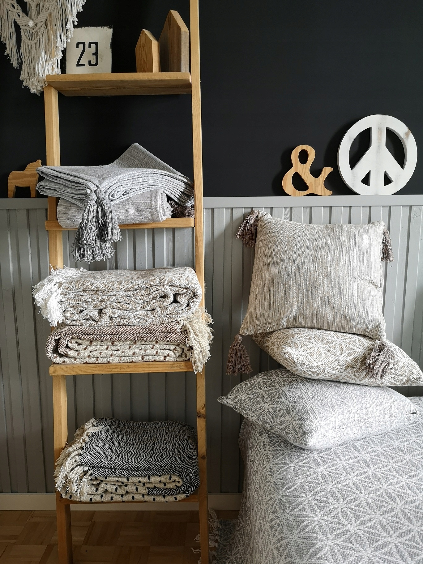 Narzuta skandynawska na łóżko 200x220 boho 100% bawełna szara NA PREZENT Marka Decovena