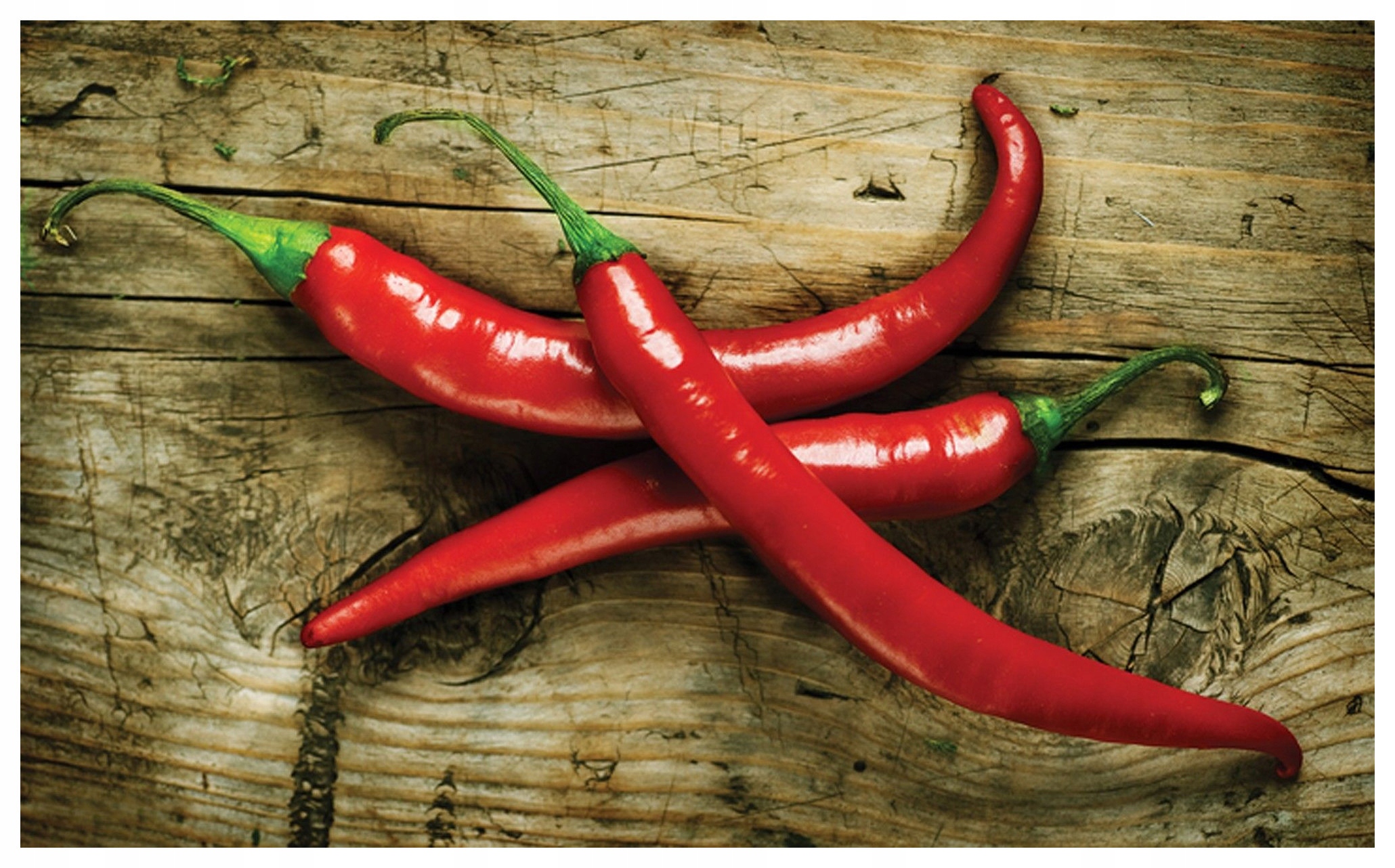 Fototapeta Červené papričky chilli na vinylovém dřevě 254x184 lepidlo