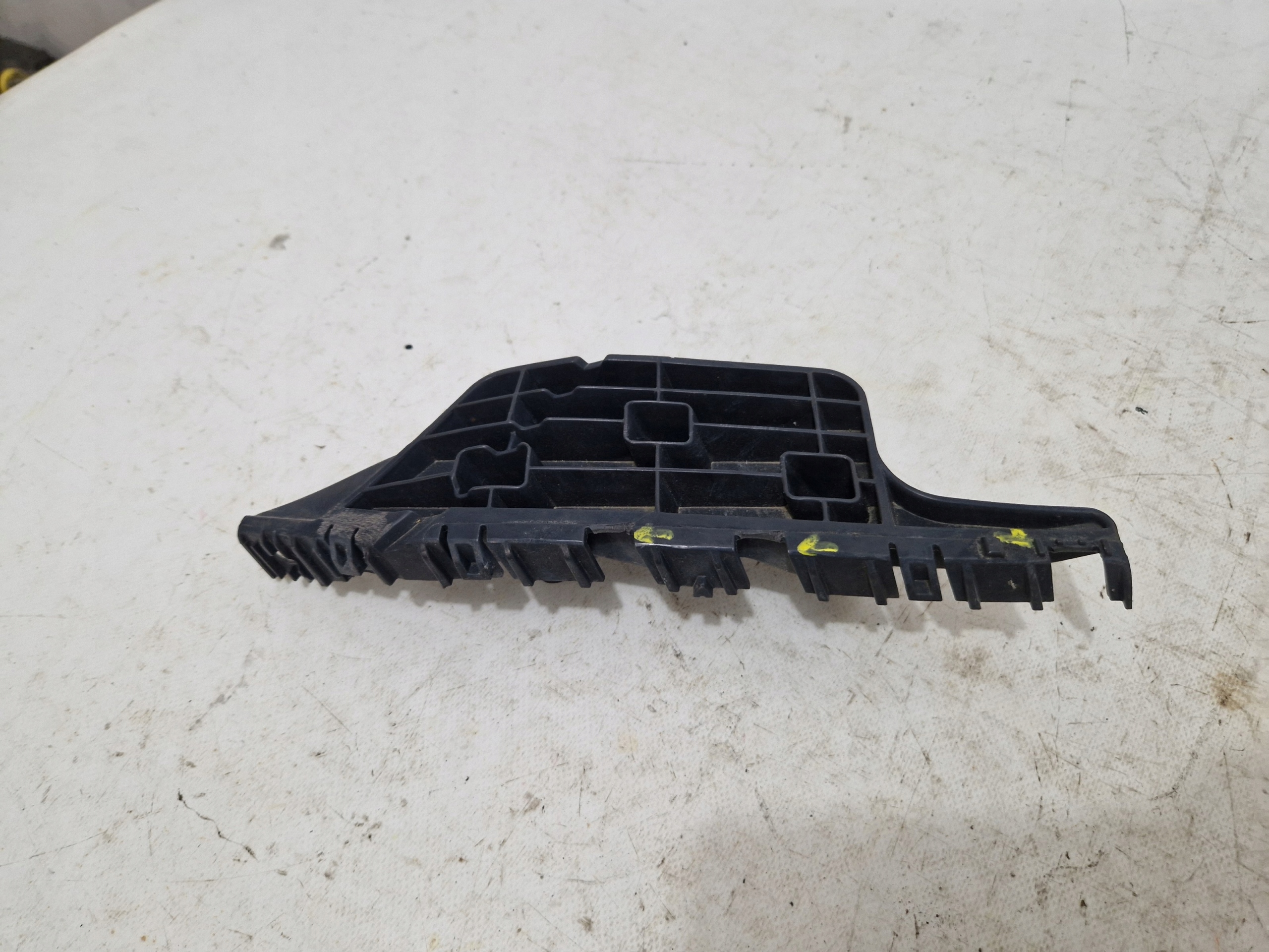 CADILLAC ESCALADE IV 2014 - bumper bracket left front front 23238319