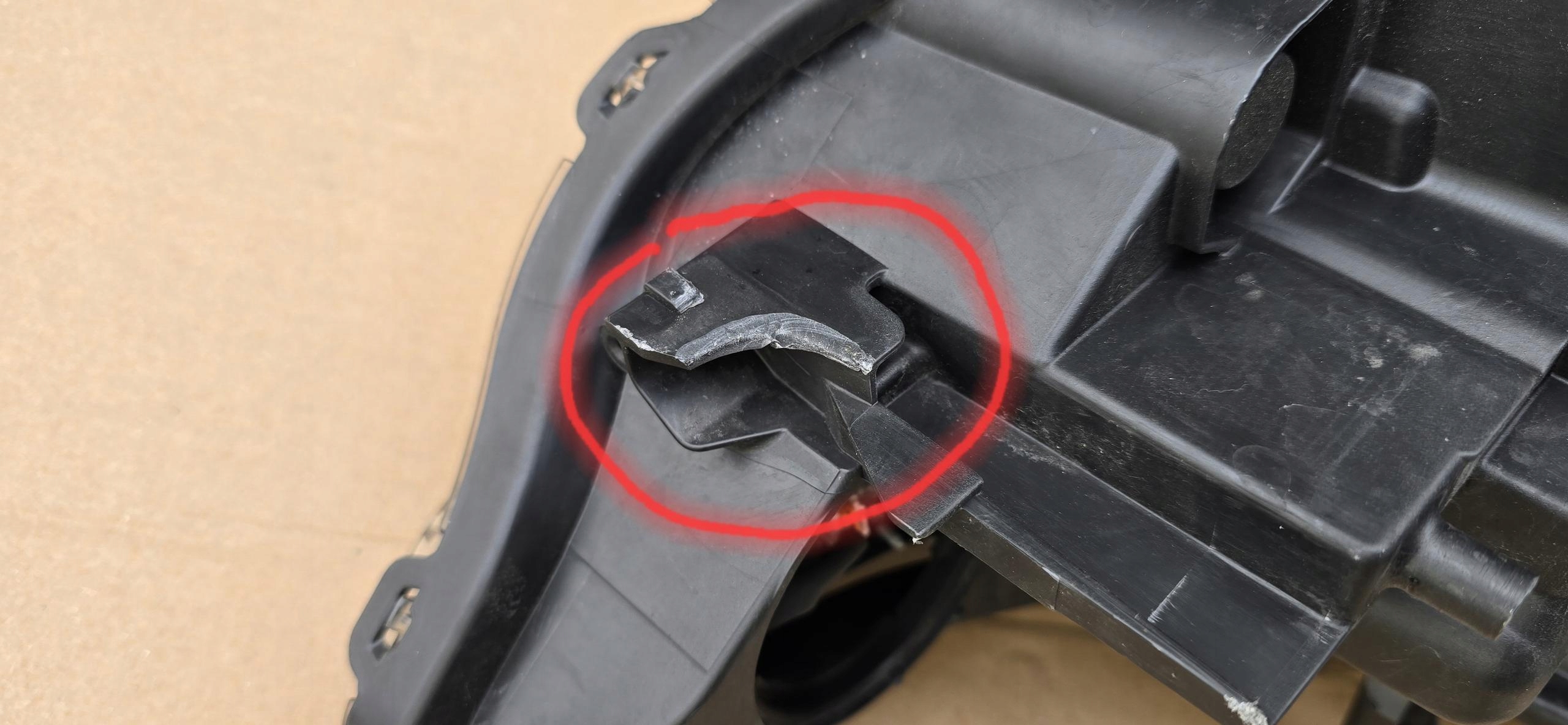 light front TOYOTA PRIUS plus LIFT left