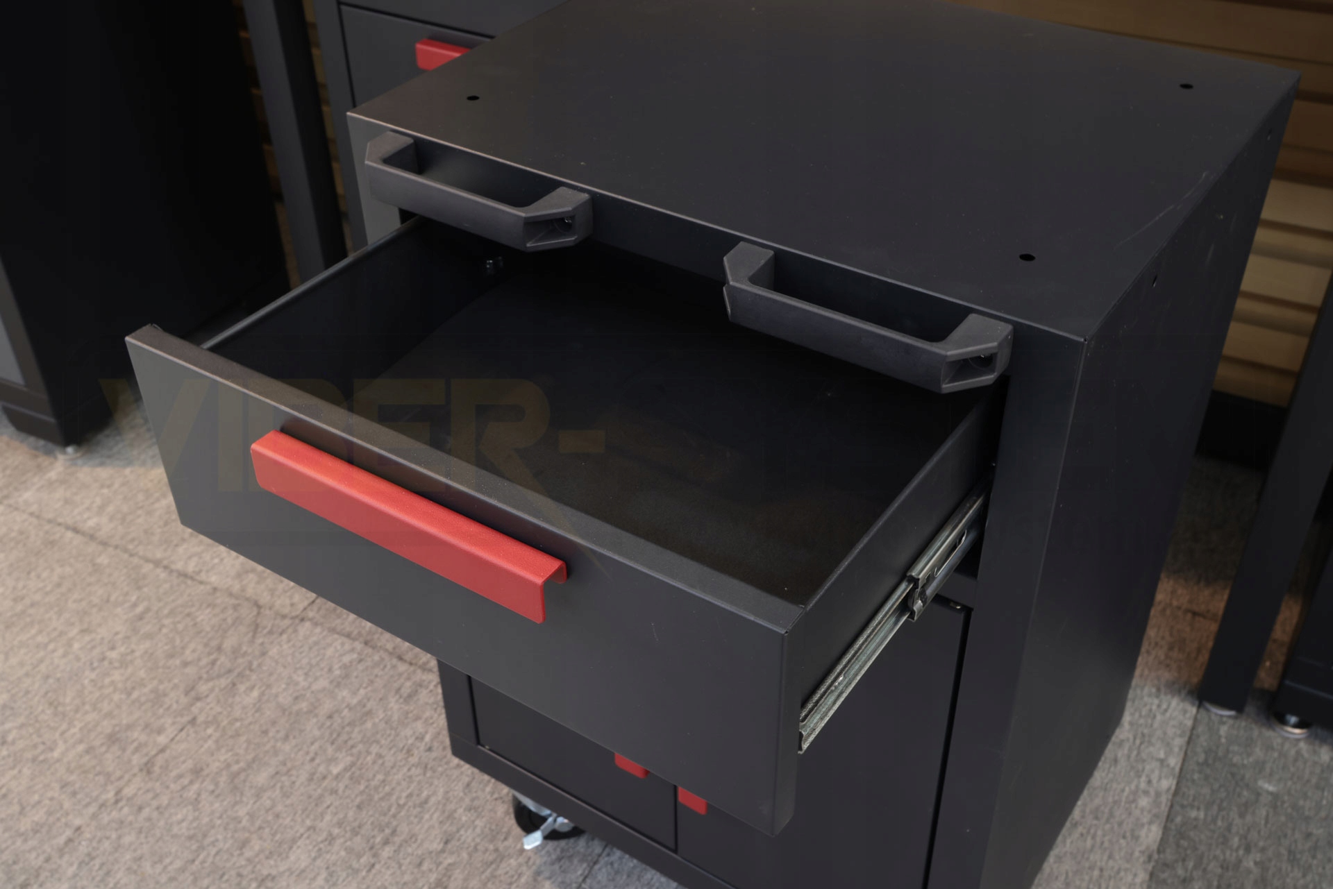 ZESTAW SZAFEK WARSZTATOWYCH Z SZAFKAMI NA KÓŁKACH I RUCHOMYM STOŁEM SZ101 Kod producenta SZ101