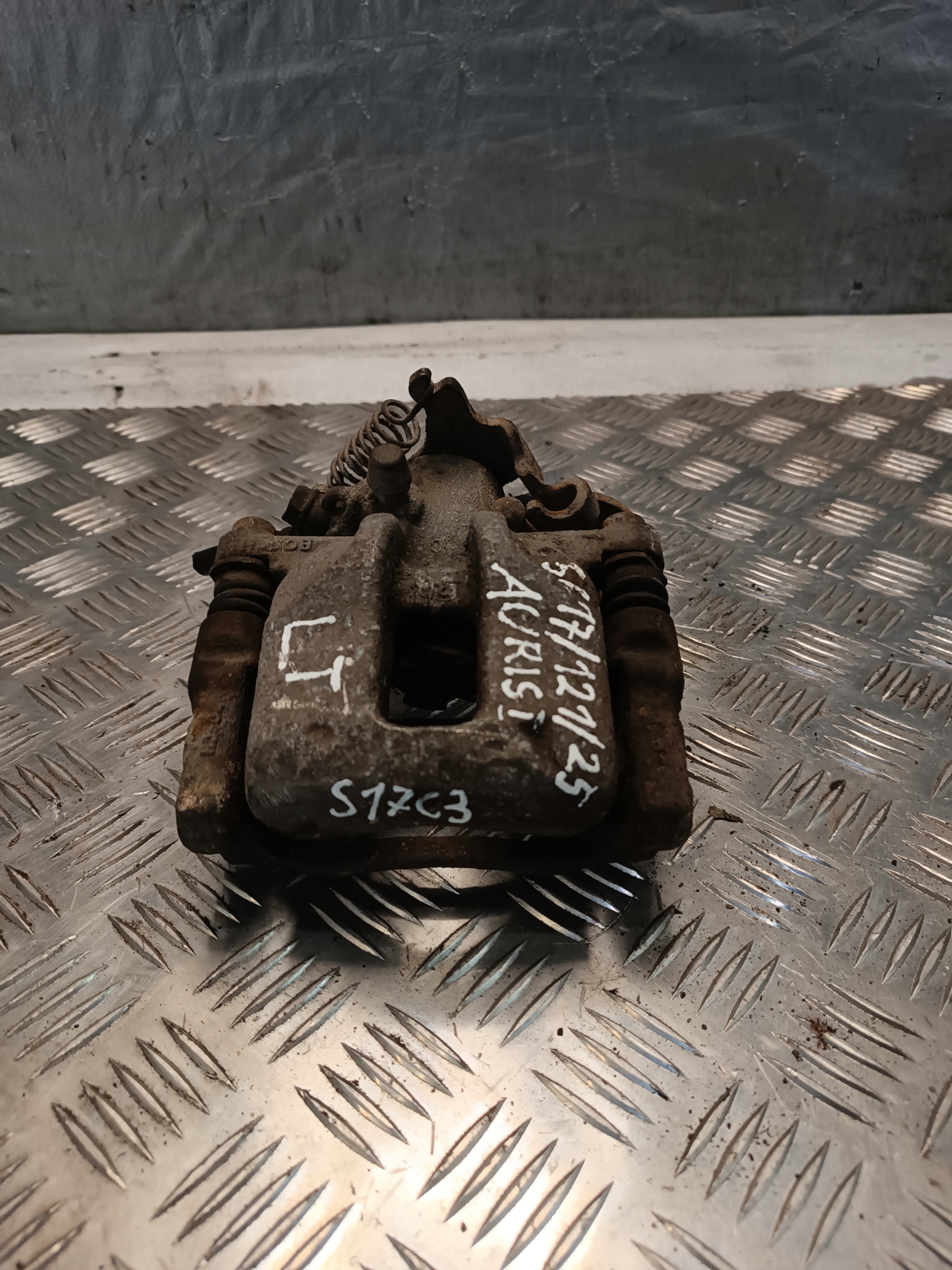 caliper brake right rear part TOYOTA AURIS and 1.4D