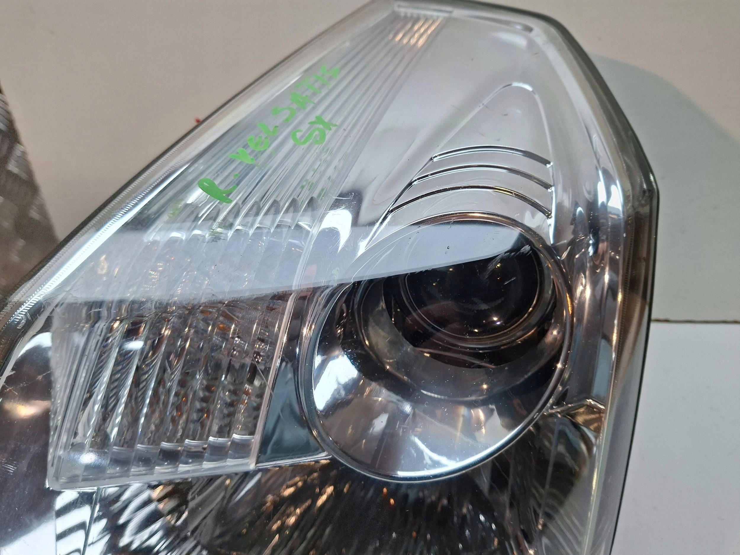 light front left XENON 8200014357 RENAULT VEL SATIS 2001