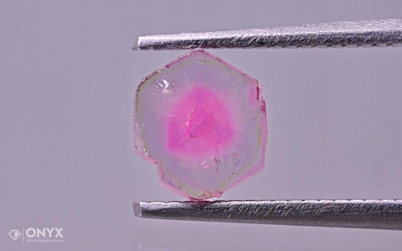 Turmalín deska nepravidelná 5,5x5,5 mm