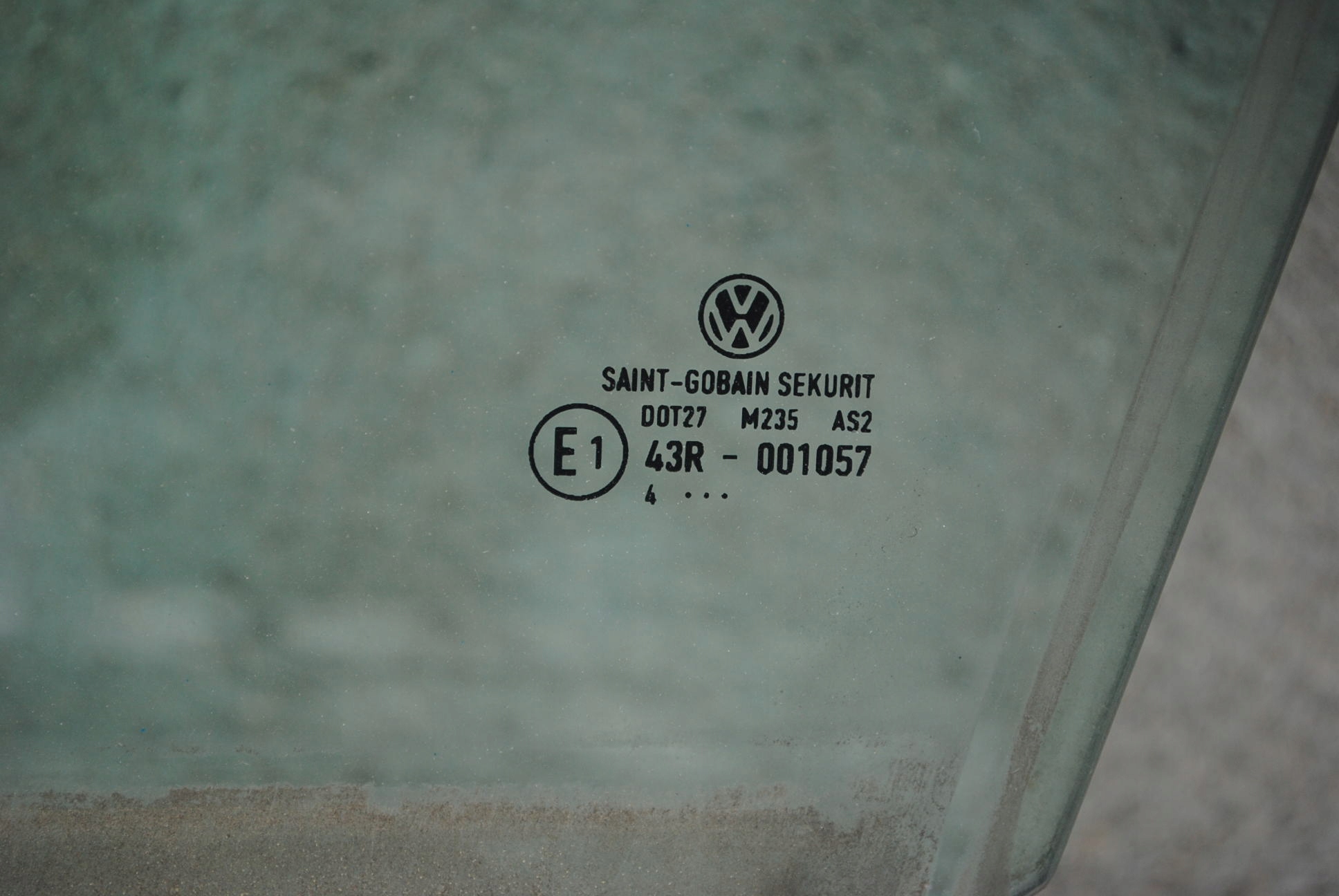 SZYBA DRZWI LEWA PRZEDNIA VW GOLF V 3 DRZWI Producent części Volkswagen OE