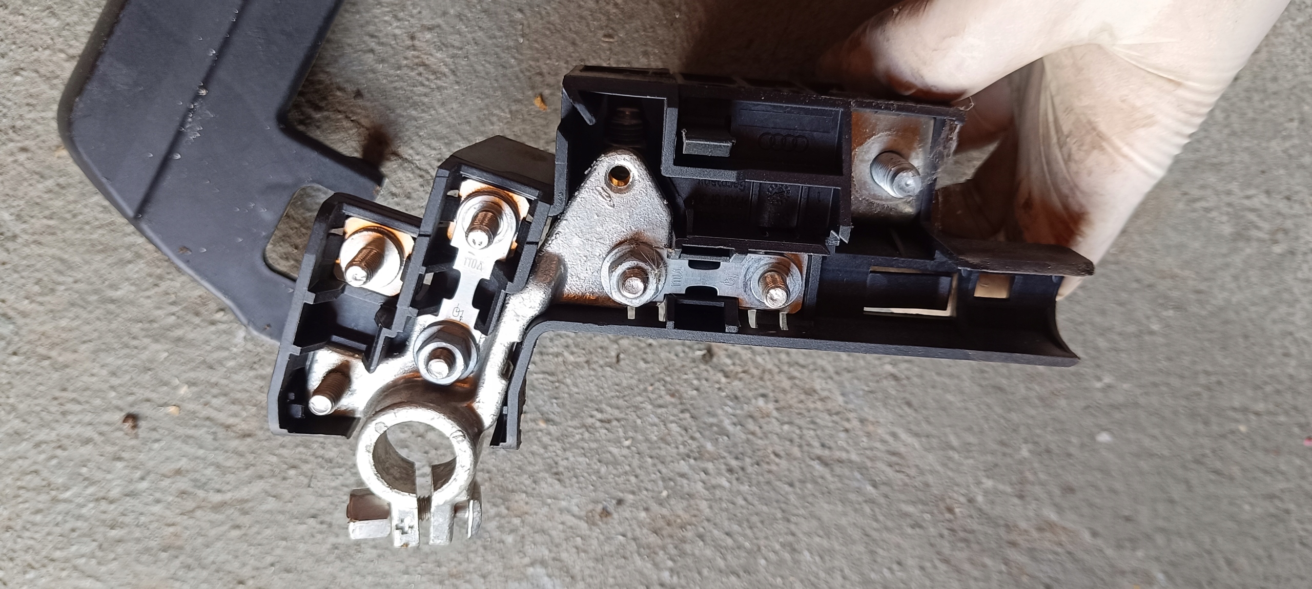 KLEMME SICHERUNGEN PIROTECHNICZNY AUDI 4F0915519