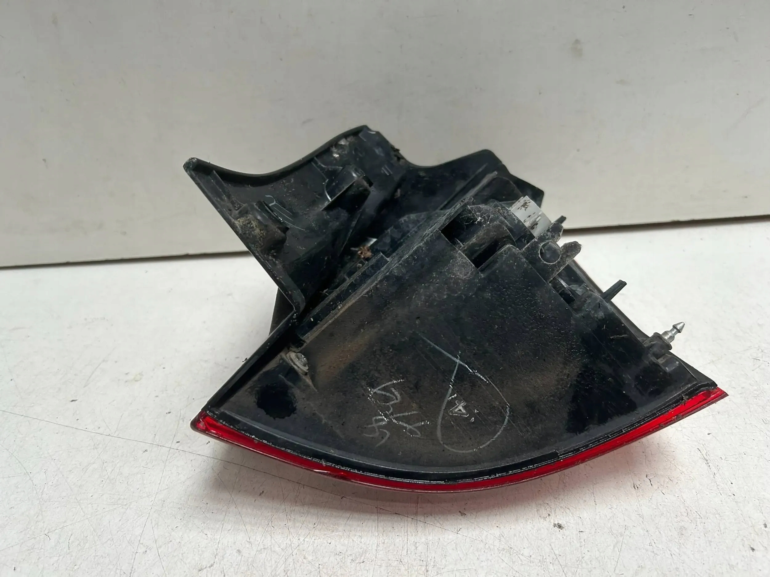 Lampa tył lewy Citroen C-Crosser 2008 Strona zabudowy lewa