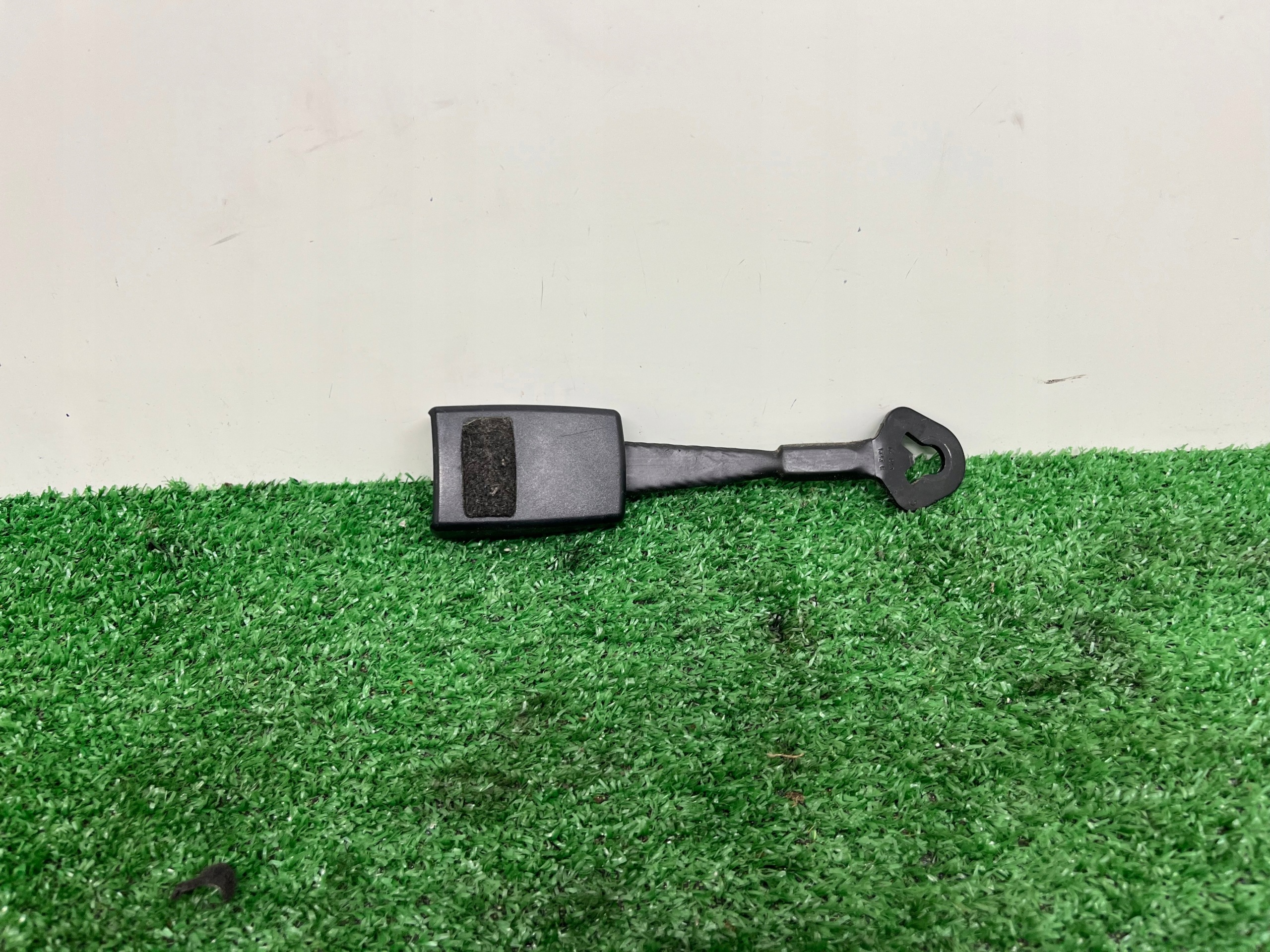 Fixation arbre ceintures sécurité Passegers AUDI A4 B7 8E0857755C01C