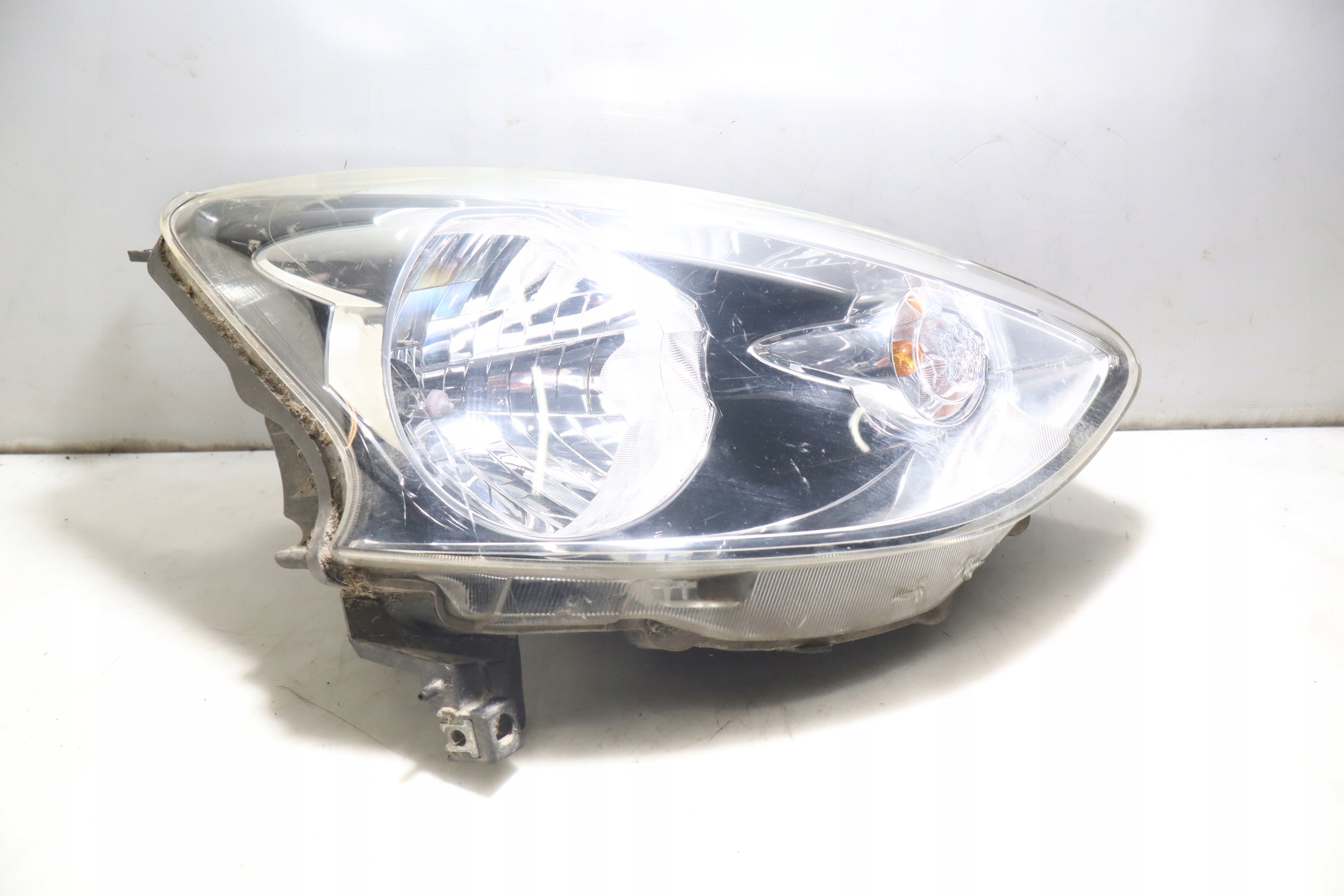 ФАРА ПРАВА ПЕРЕДНЯ NISSAN MICRA IV K13 РЕСТАЙЛІНГ