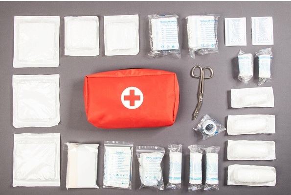 APTECZKA SAMOCHODOWA 40 ELE PIERWSZEJ POMOCY Kod producenta R17733.08