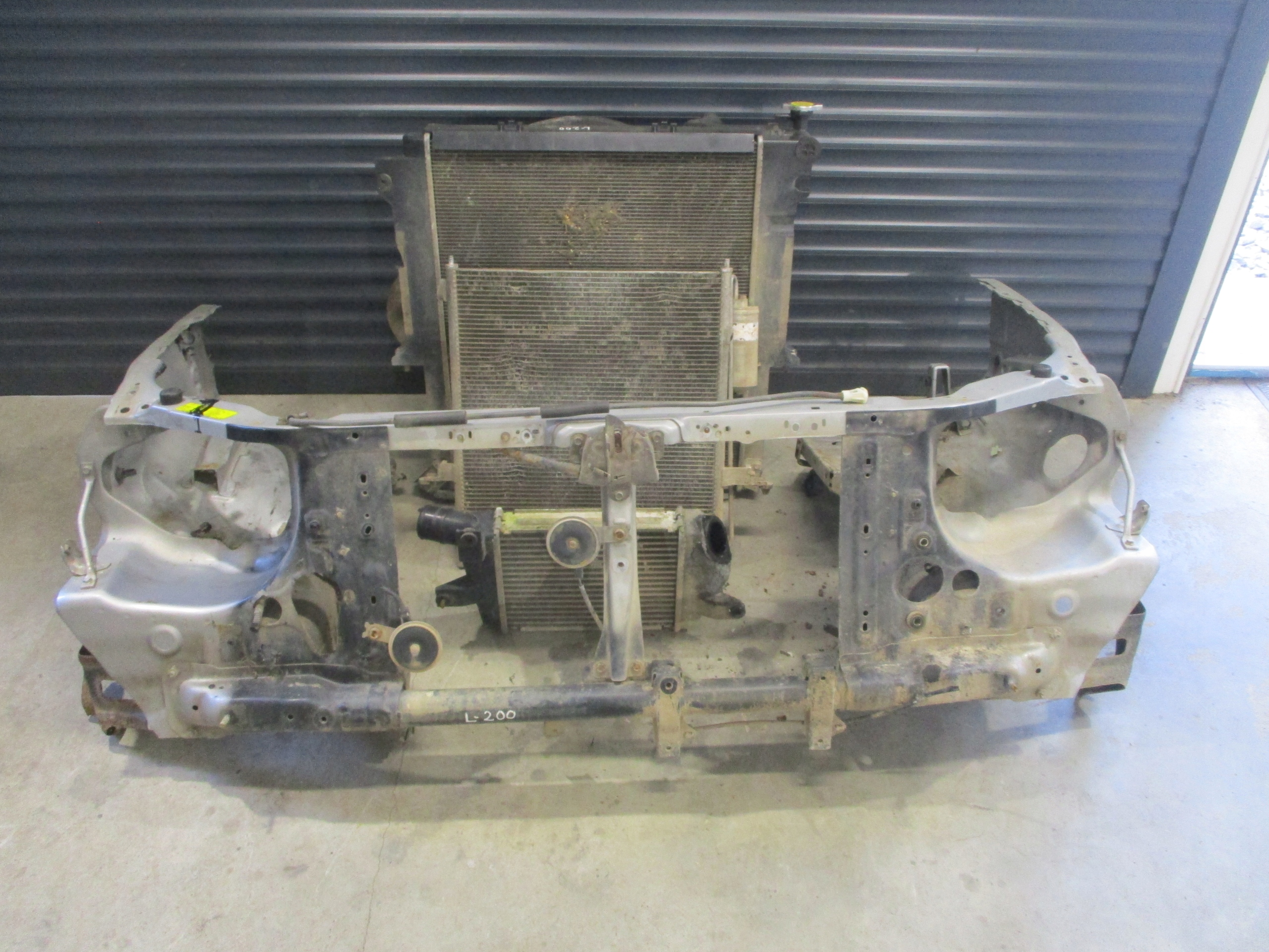 PAS PRZEDNI CHŁODNICE BELKA PODŁUŻNICE MITSUBISHI L200 IV 2.5 DID