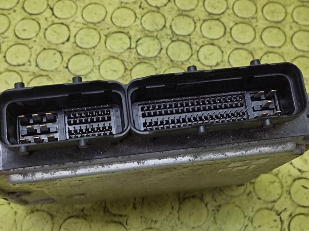 TOYOTA YARIS II 1.4 D control unit of the engine 0281012323