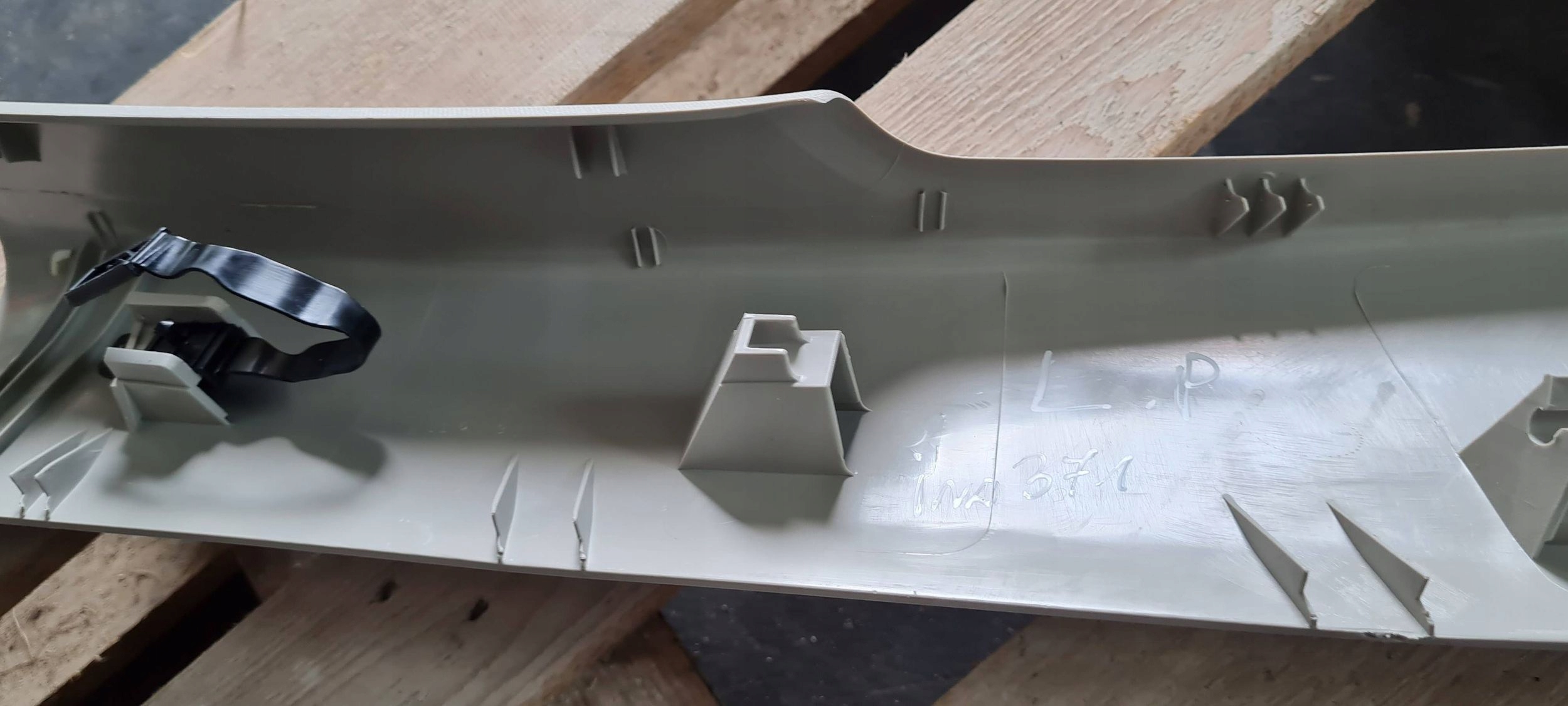 Chrysler Pacifica 2022 pillar cover windows CZOLOWEJ left 5RH53RMAF