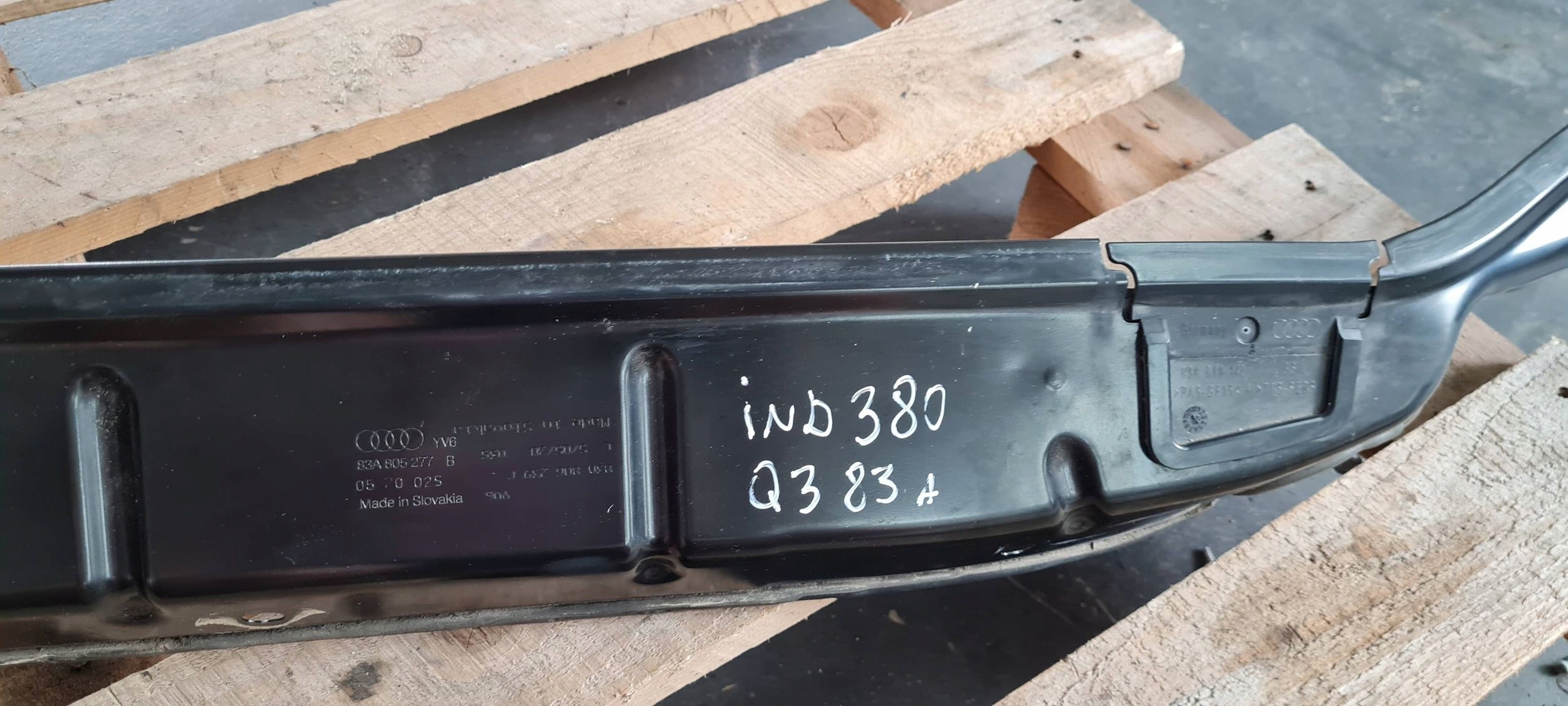 Q3 83A torpedo metallic RYNNA under the window 83A805277B