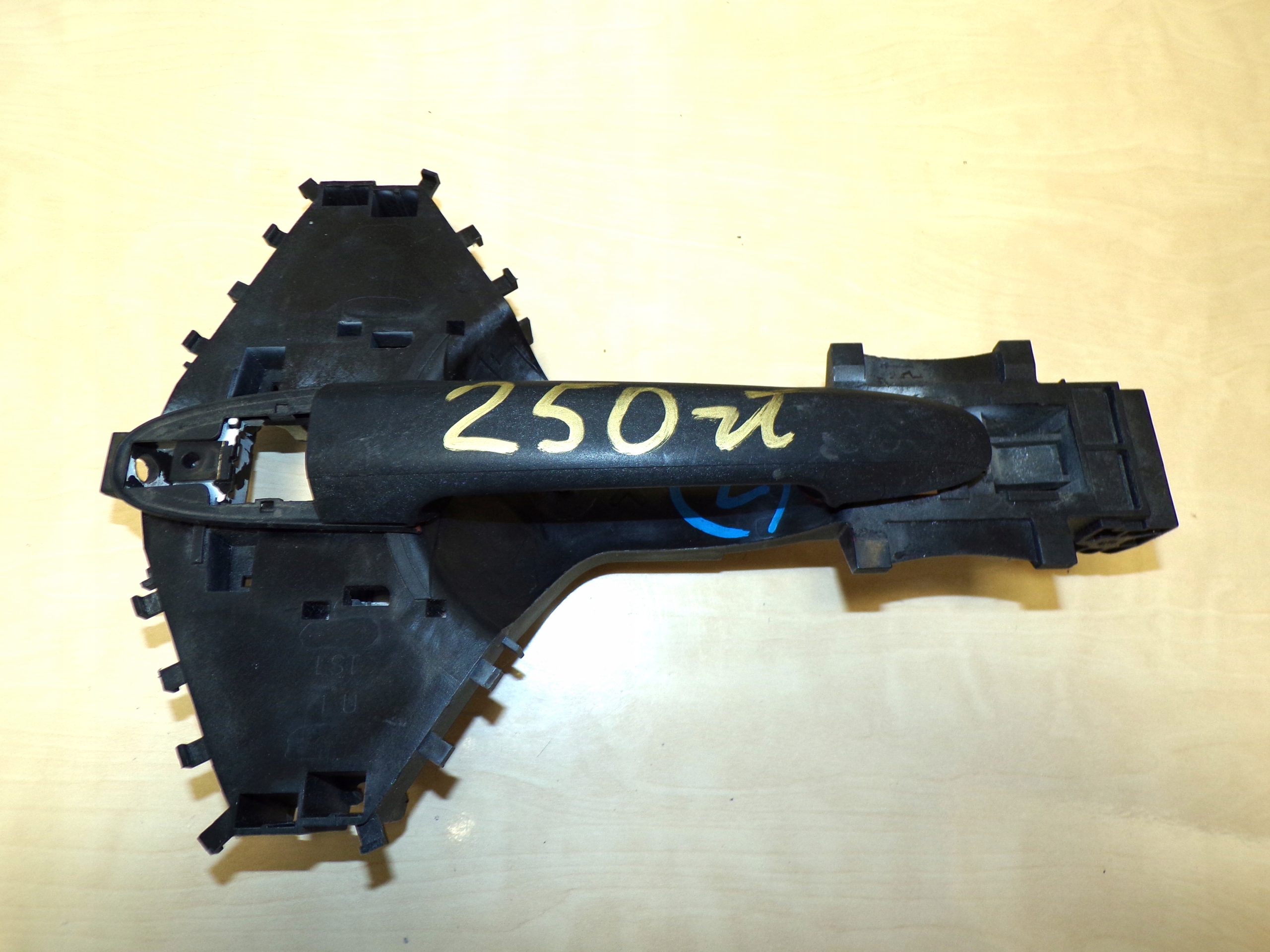 КРІПЛЕННЯ РУЧКИ ЛІВИЙ ПЕРЕД MERCEDES W906 A9067601134