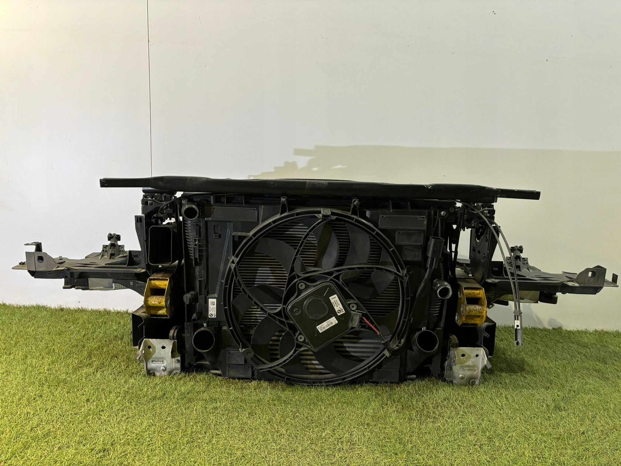 BMW 5 F10 / F11 Pas przedni kompletny - 13977 Strona zabudowy przód