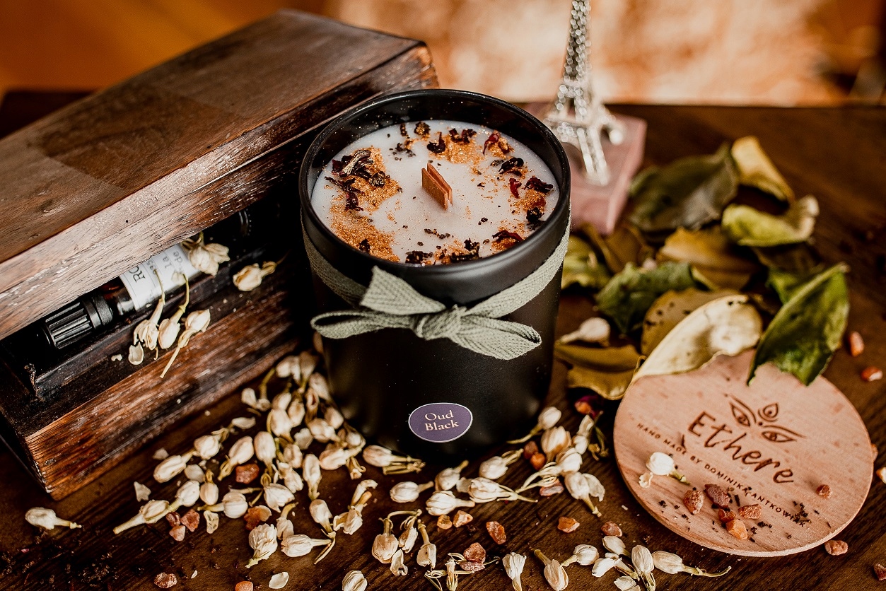 Ethere Oud Black świeca sojowa z brokatem 250 ml Typ knota drewniany