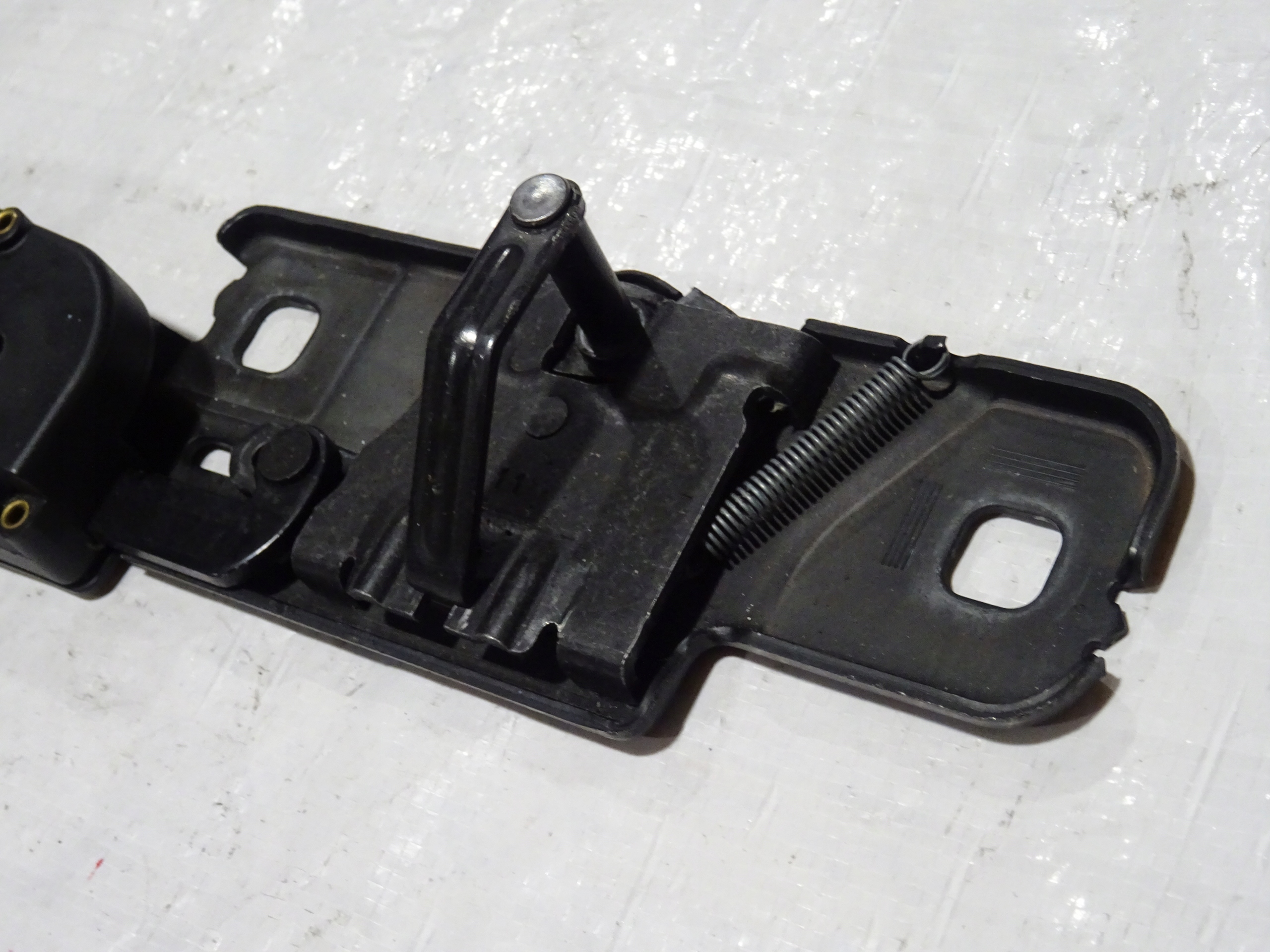 DOCIAG RYGIEL KLAPY BAGAZNIKA TYL AUDI SKODA 4F9 Part number 4F9827383E