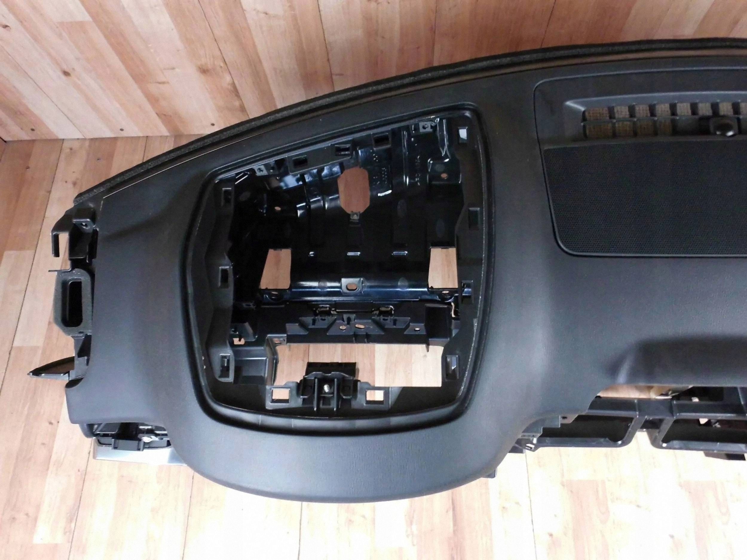 Mazda CX-5 II KF dashboard instrument panel cockpit below head up + passenger airbag