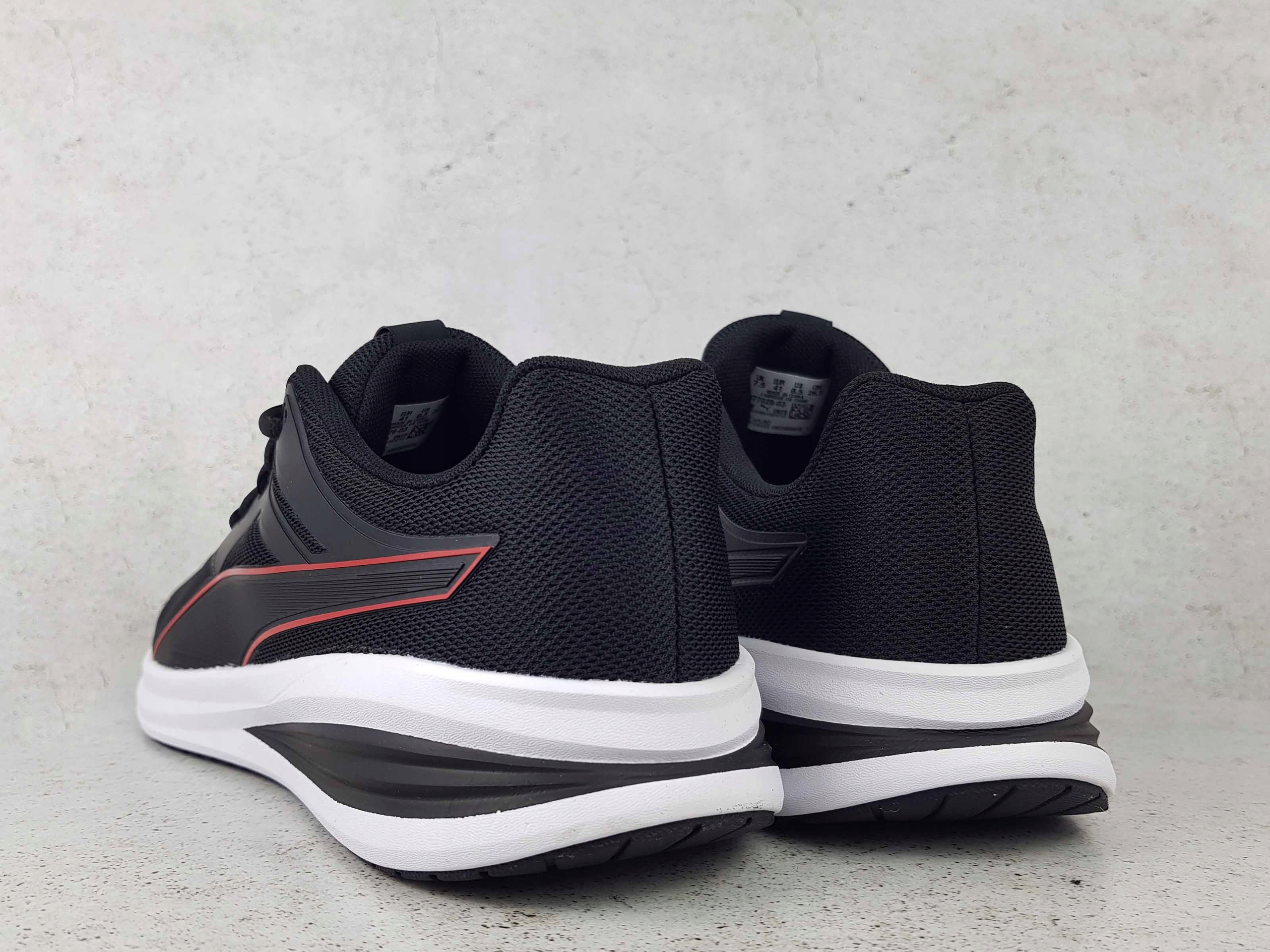 PUMA TRANSPORT 377028 03 SOFTFOAM BUTY MĘSKIE SPORTOWE CZARNE NA CODZIEŃ Wzór dominujący logo