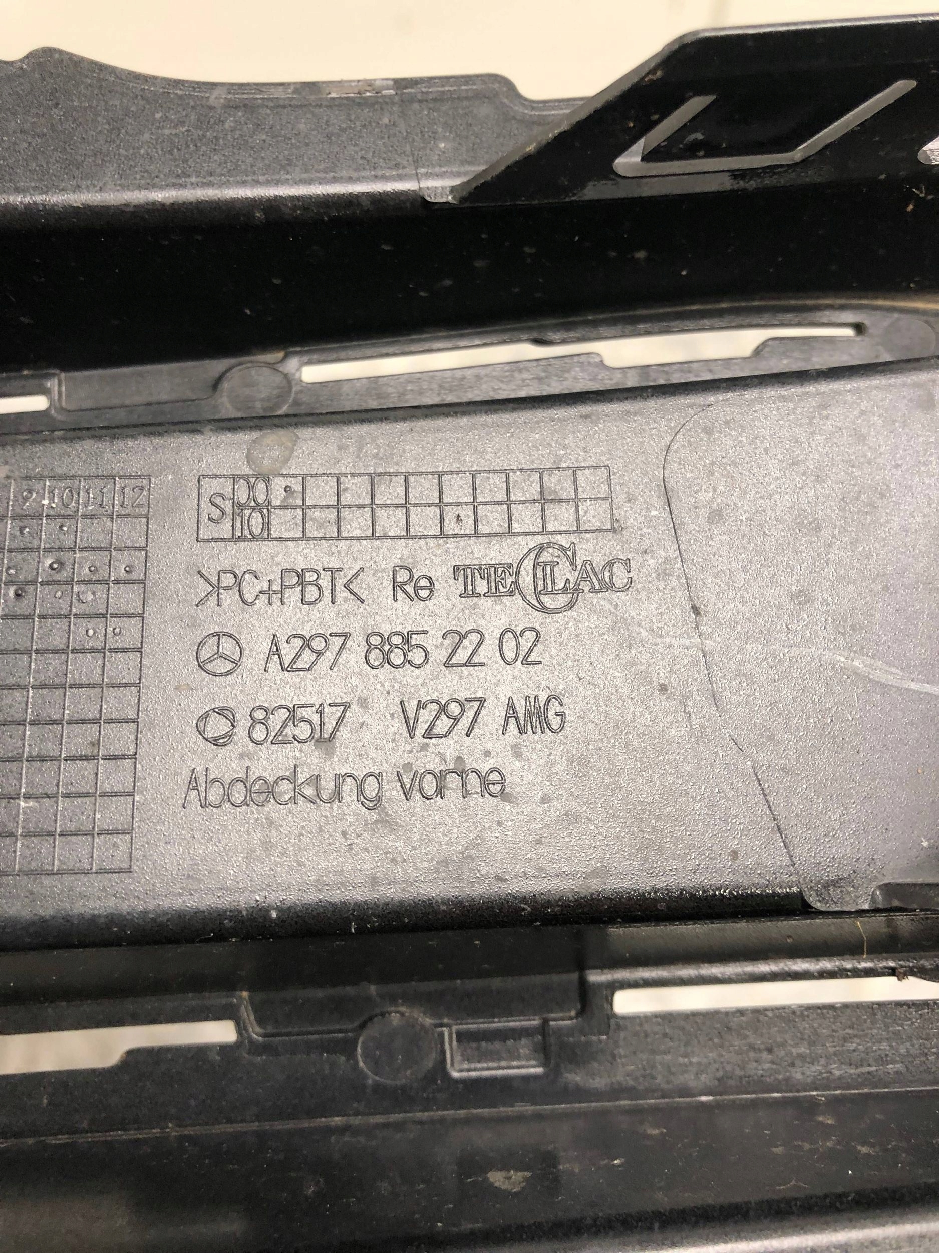 grid of a bumper right front MERCEDES EQS V297 A2978852202