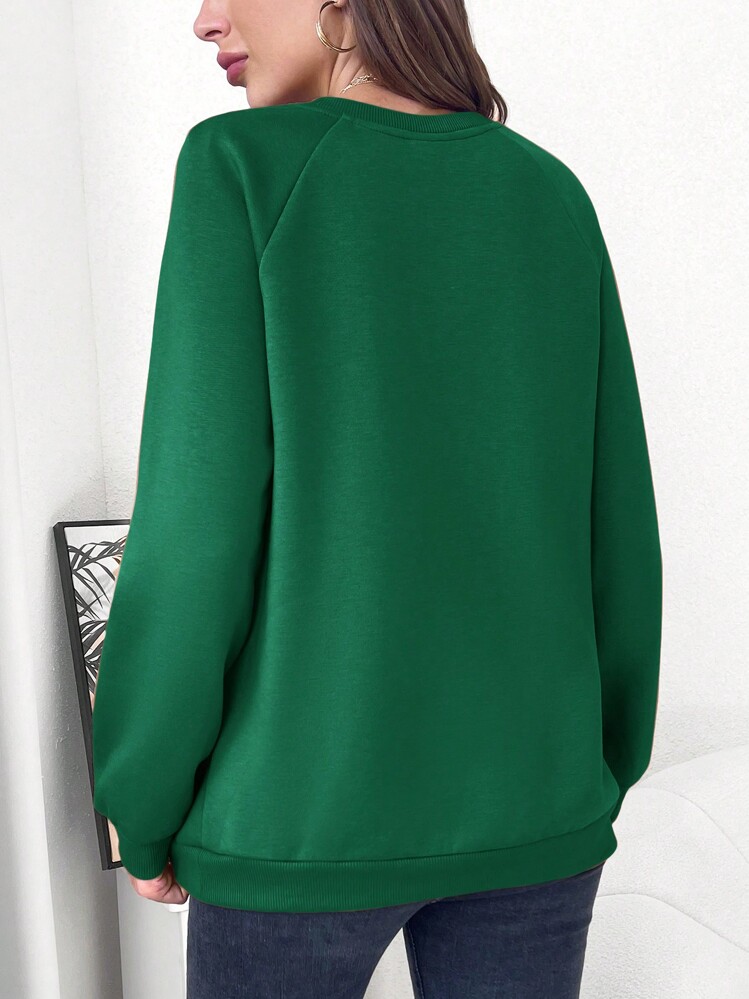 SHEIN Bluza ciążowa z raglanowym rękawem i nadrukiem w kształcie litery L Kolor zielony