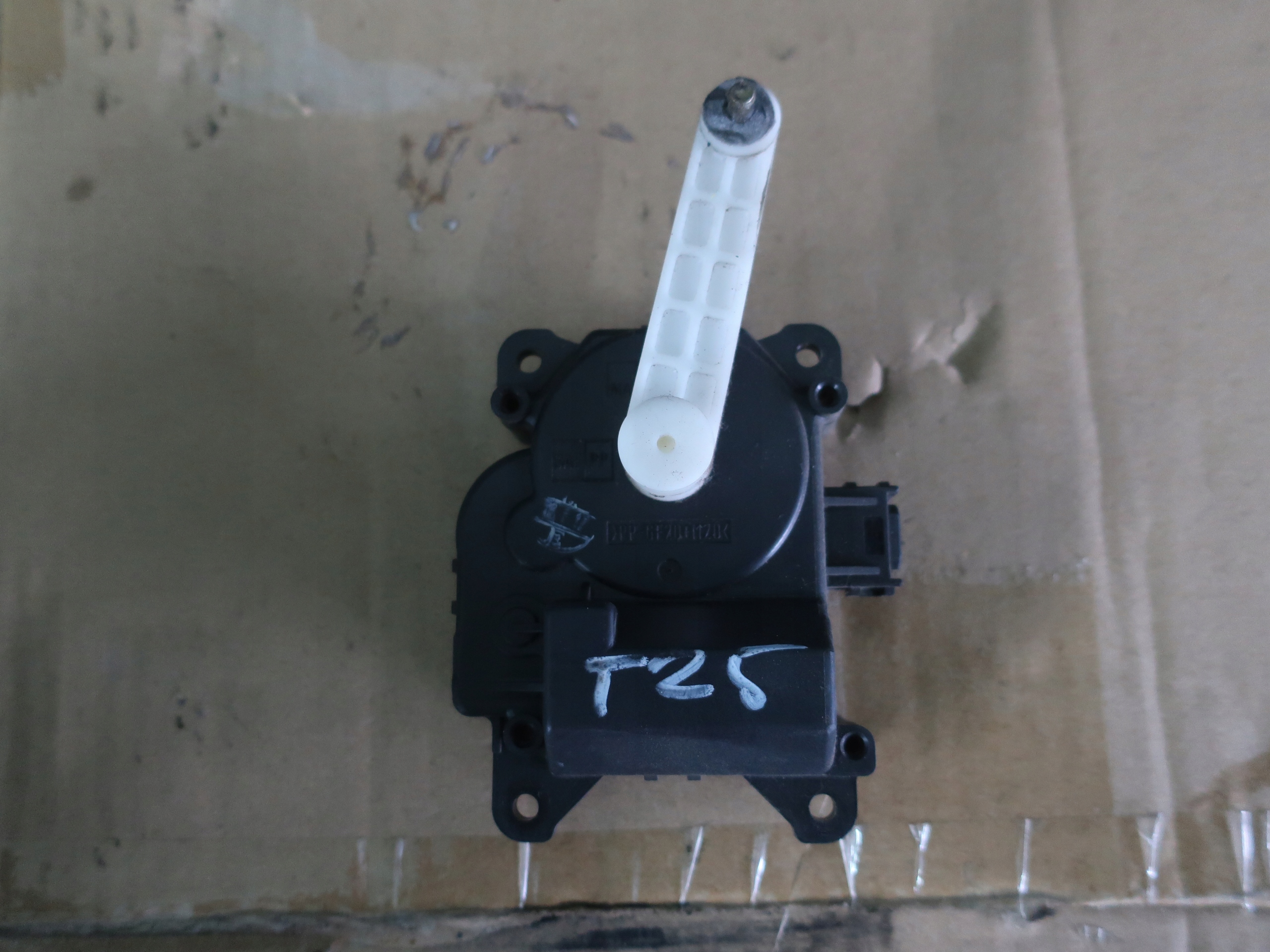 063700-8680 - AVENSIS T25 03-двигатель вентиляционного отверстия нагревателя EUR