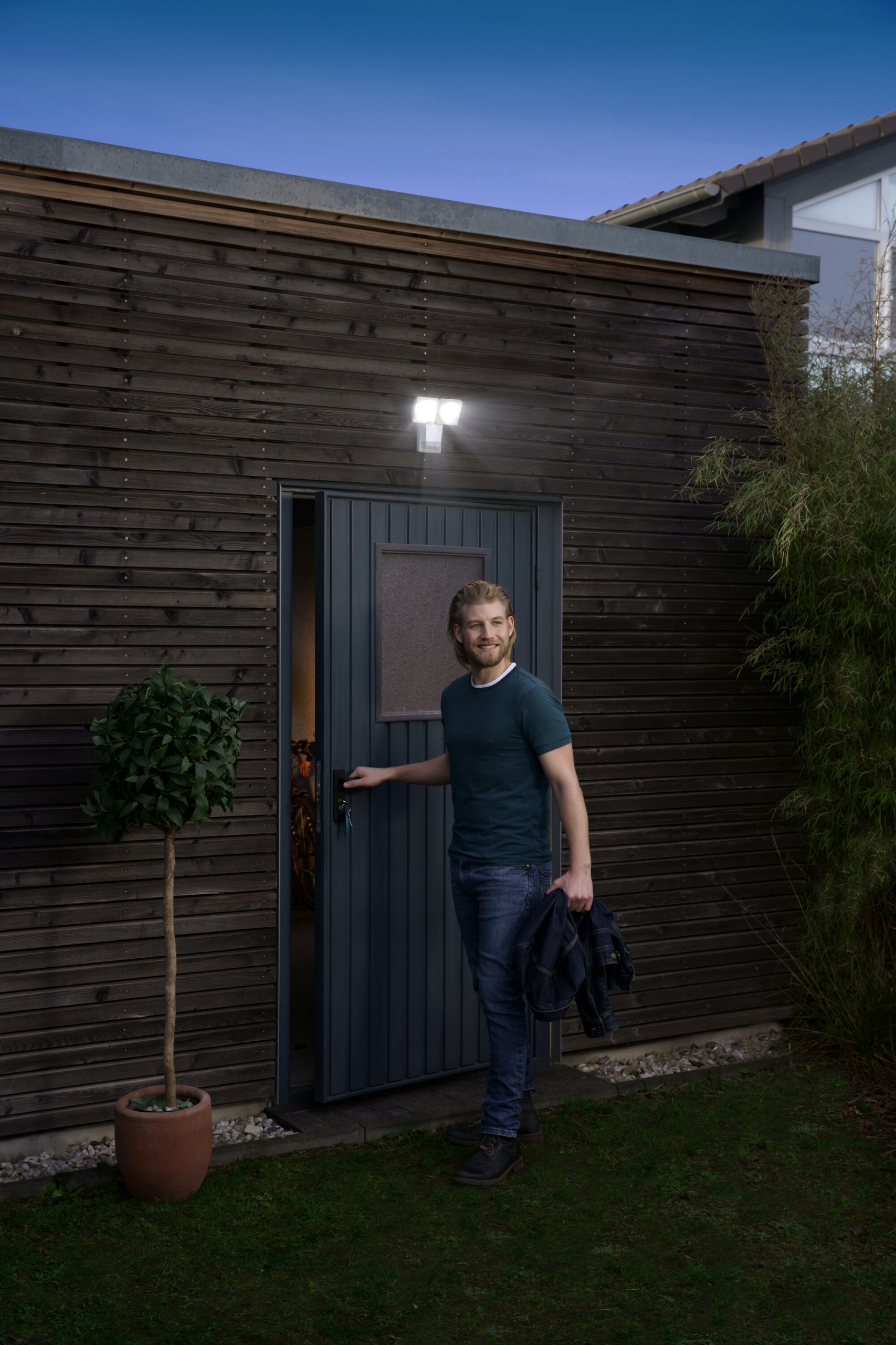 NAŚWIETLACZ LED LEDVANCE ENDURA 16W 4000K CZUJNIK Źródło światła LED