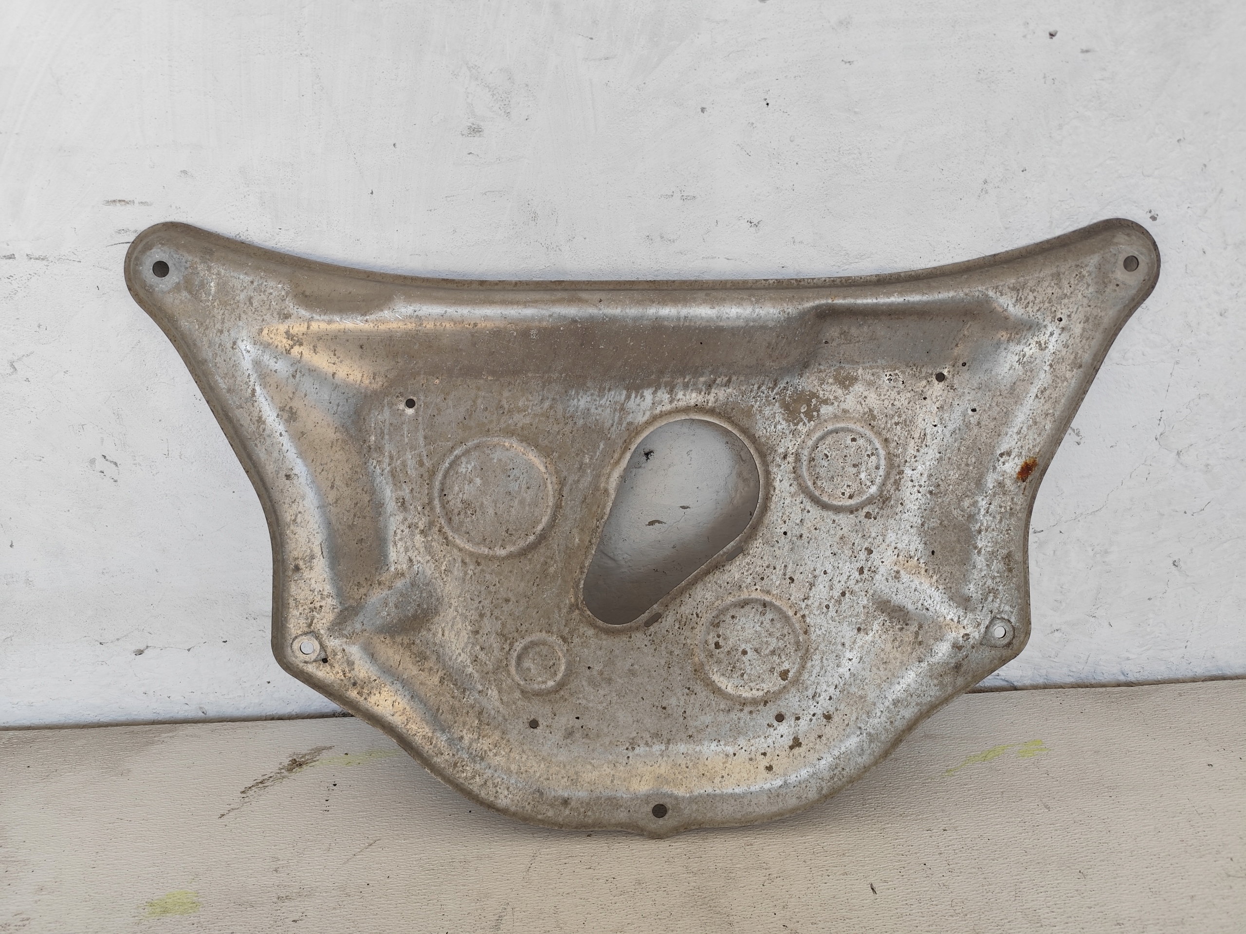 BMW 7 E65 E66 2002 cover lower of the engine 6752310